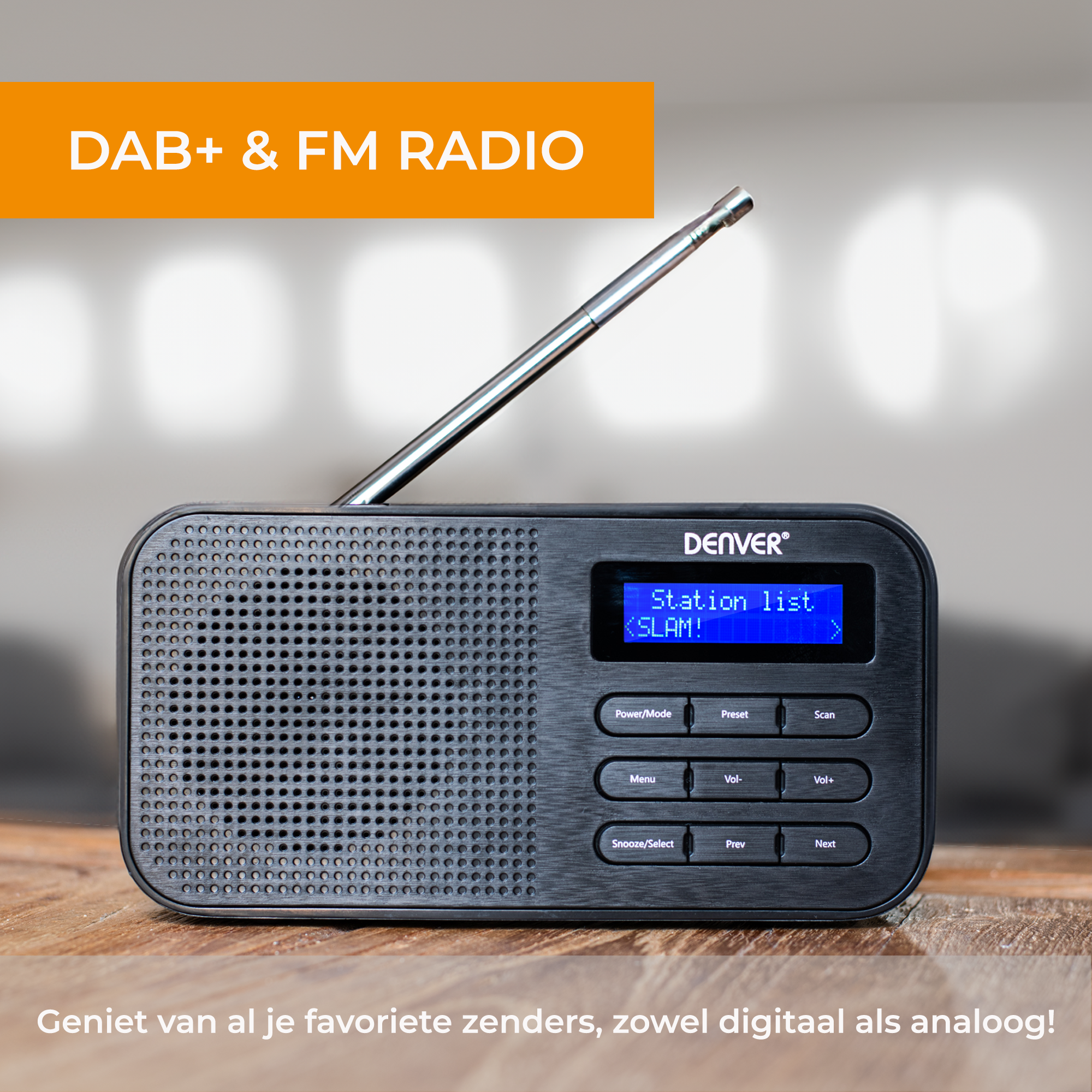 Czarno-czarne radio DAB+ i FM z anteną. Wyświetlacz pokazuje listę stacji. Pomarańczowy tekst: DAB+ & FM RADIO.