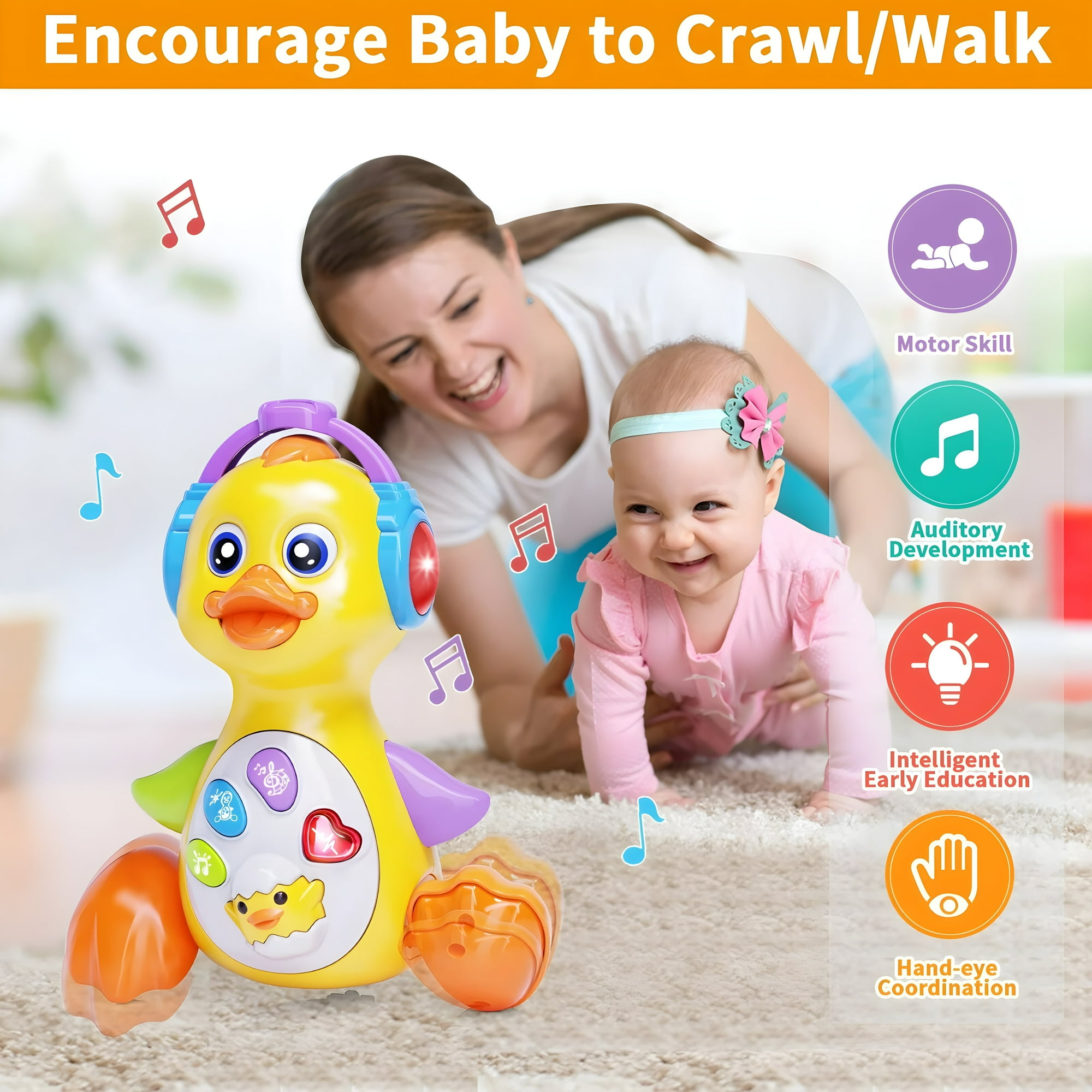 Ein Baby krabbelt auf eine Spielzeugente zu. Ein Erwachsener lächelt in der Nähe. Die Spielzeugente ist gelb und spielt Musik.