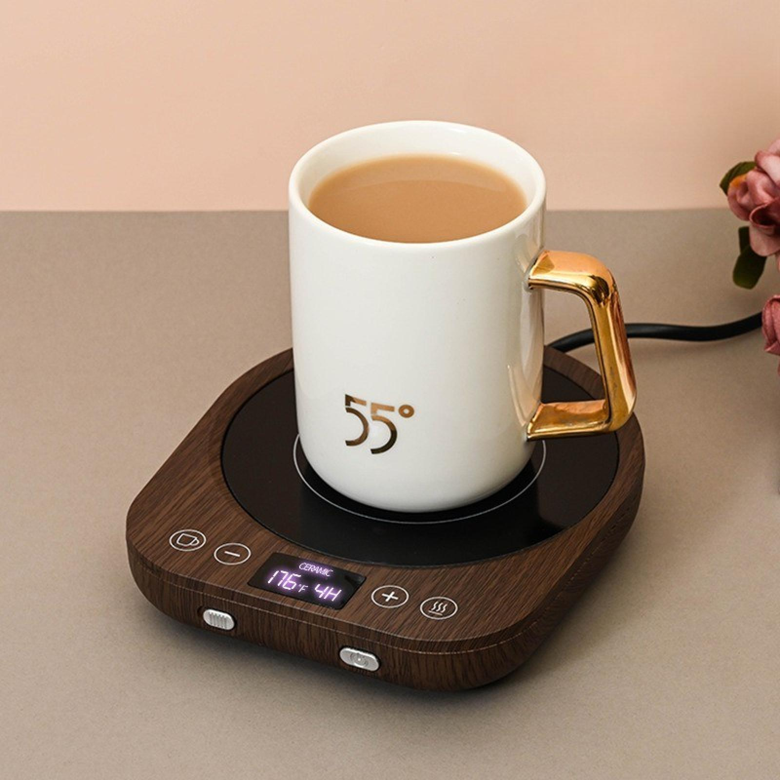 Ein weißer Becher mit Kaffee steht auf einem Holzwärmer. Der Becher hat einen goldenen Griff und die Zahl 55. Der Wärmer zeigt 176F an.