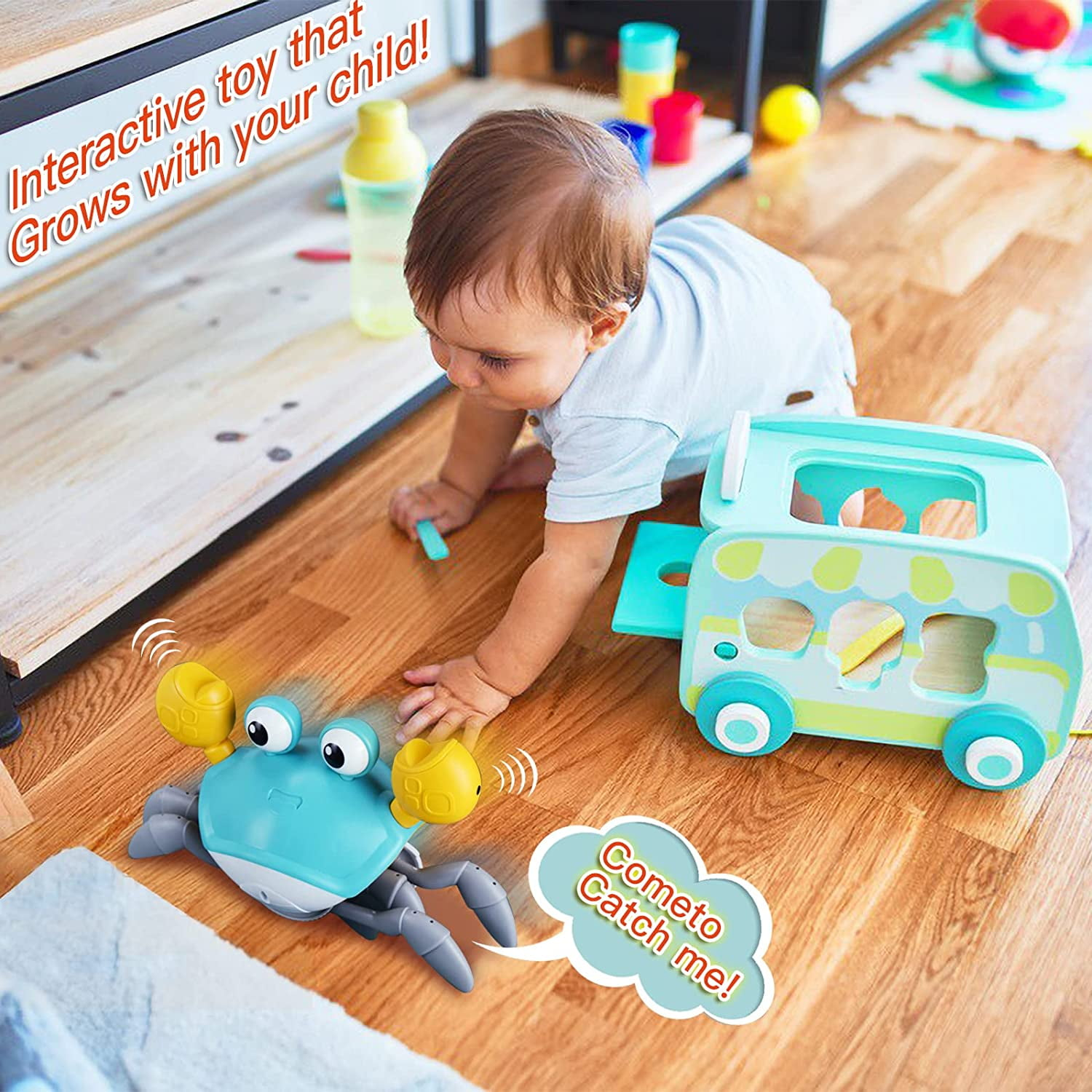 Ein Baby greift nach einem blauen Krabbenspielzeug. Ein türkisfarbener Eiswagen steht in der Nähe. Holzboden. Textblase: Komm und fang mich!