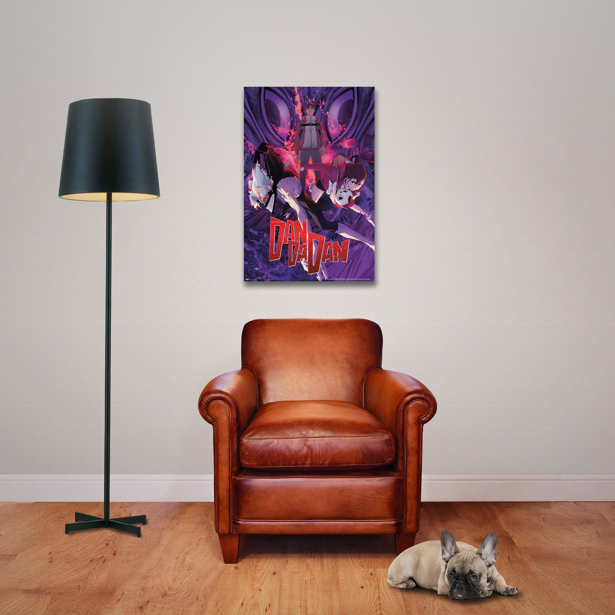 Ein Raum mit Poster, Ledersessel, Stehlampe und Hund. Das Poster zeigt Anime-Charaktere. Der Hund ist eine französische Bulldogge.