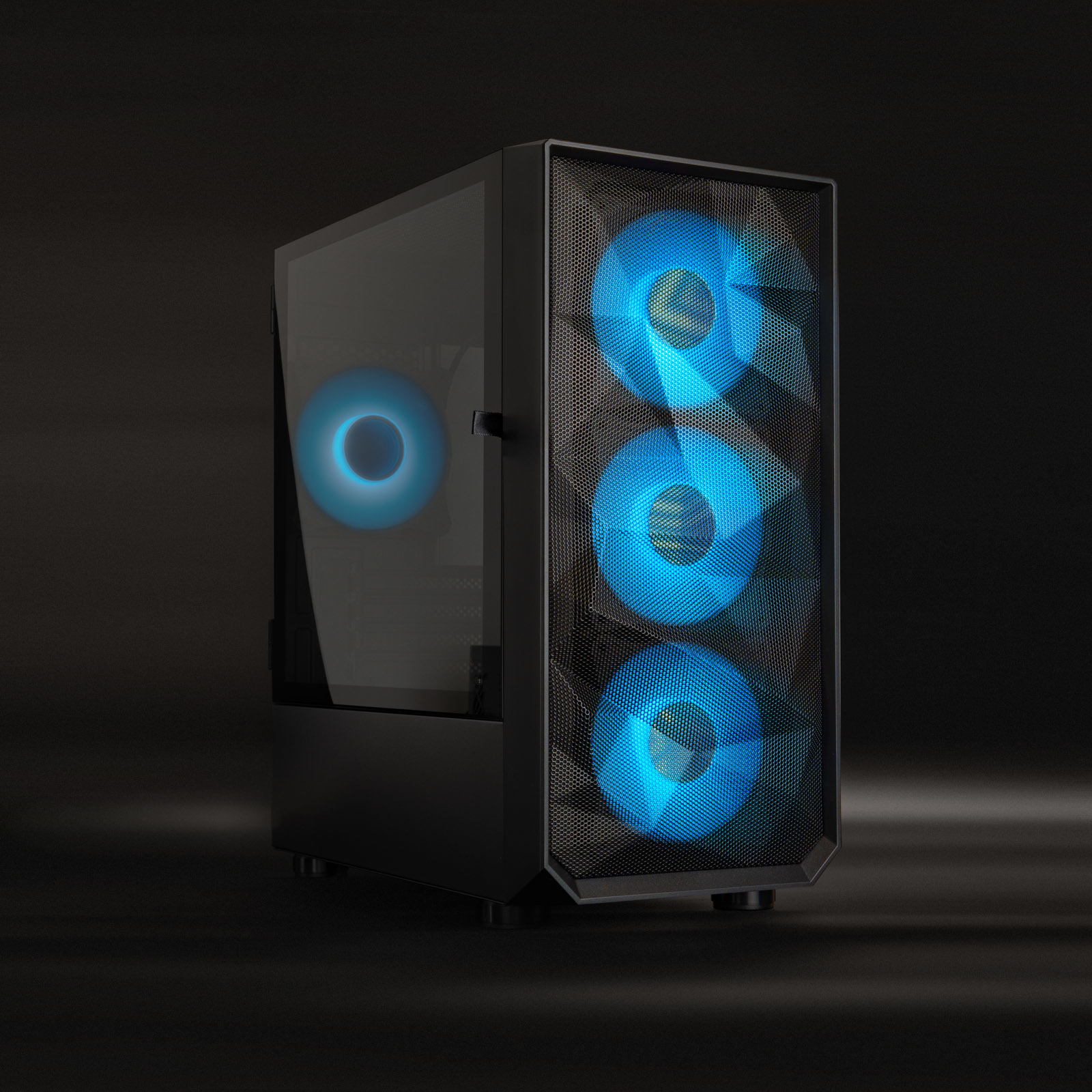 Zwarte computerkast met blauwe LED-ventilatoren. Frontpaneel heeft gaas. Zijpaneel is van glas. Donkere achtergrond.