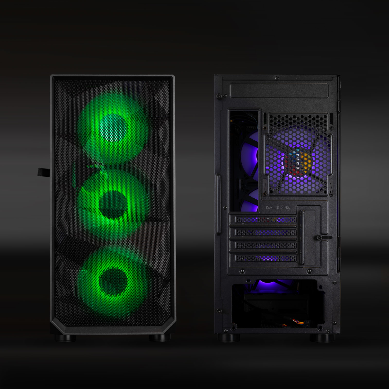 PC-kast met groene ventilatoren vooraan en achterventilatoren met paars licht. Zwarte kast met donkere achtergrond.