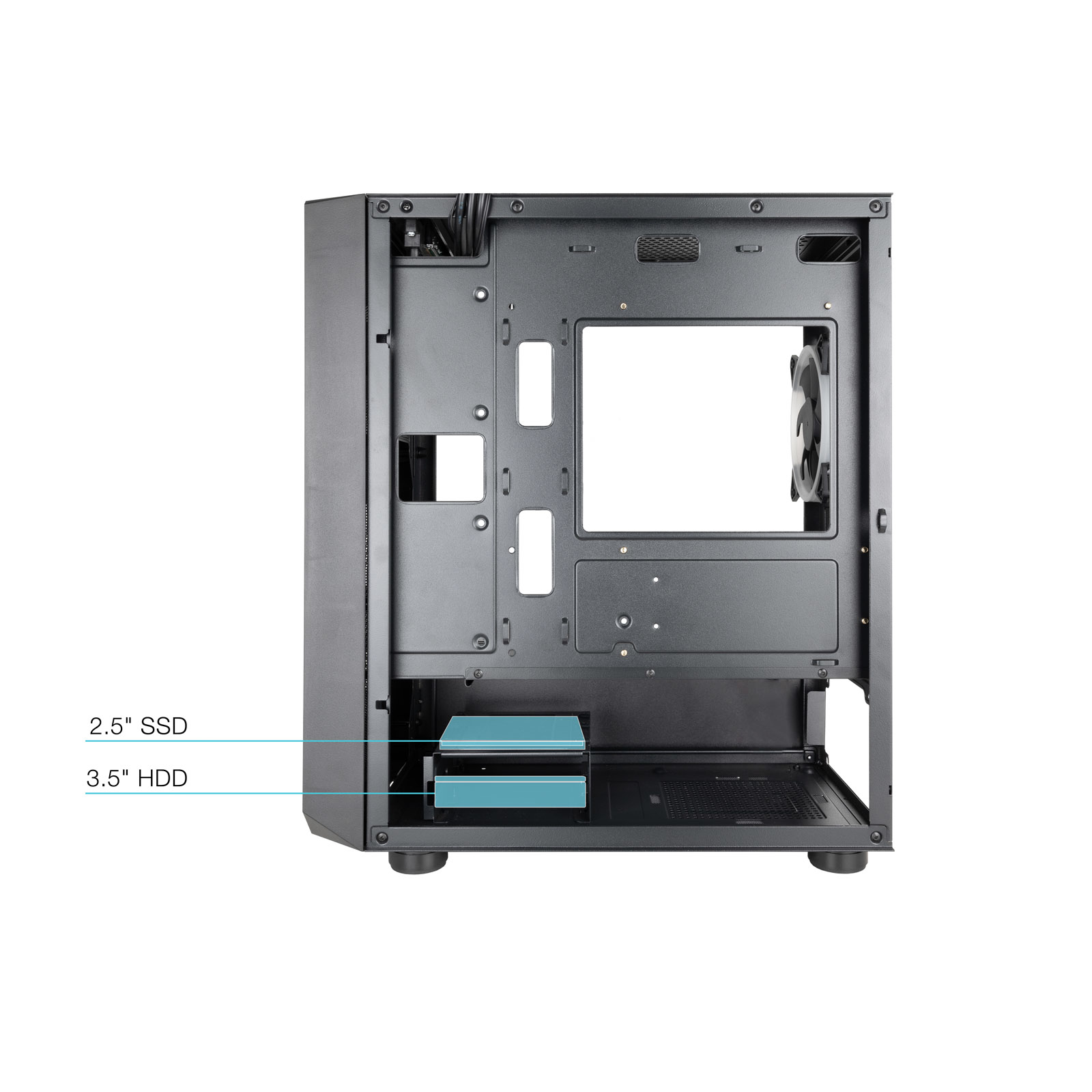 Binnenkant van een computerkast, met SSD en HDD. Een ventilator is zichtbaar. De kast is zwart op een witte achtergrond.