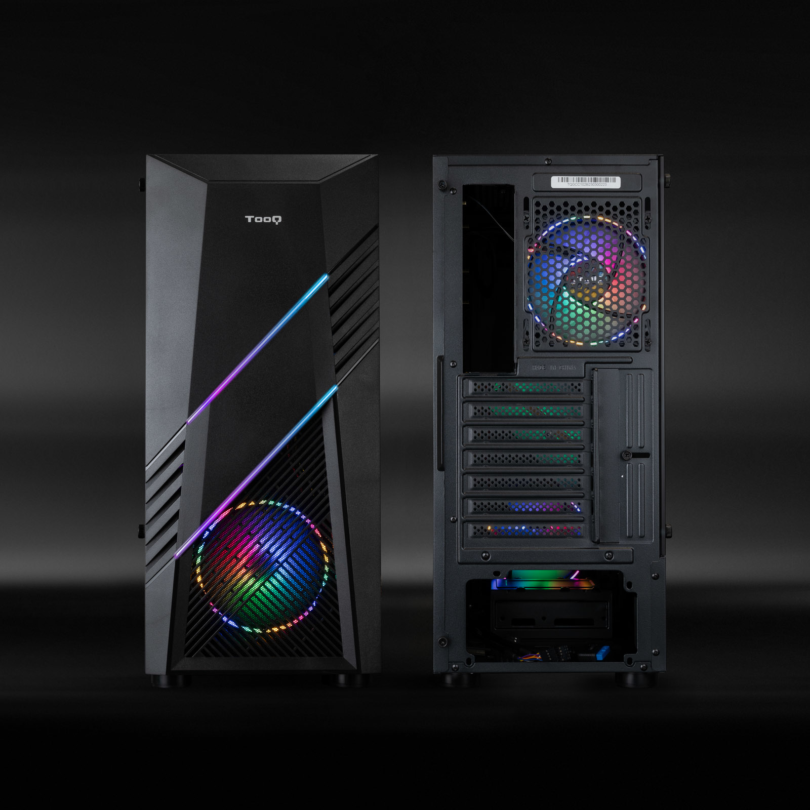 Czarna obudowa komputera z podświetleniem RGB z przodu i wewnątrz. Obudowa jest otwarta, aby pokazać wewnętrzne komponenty.