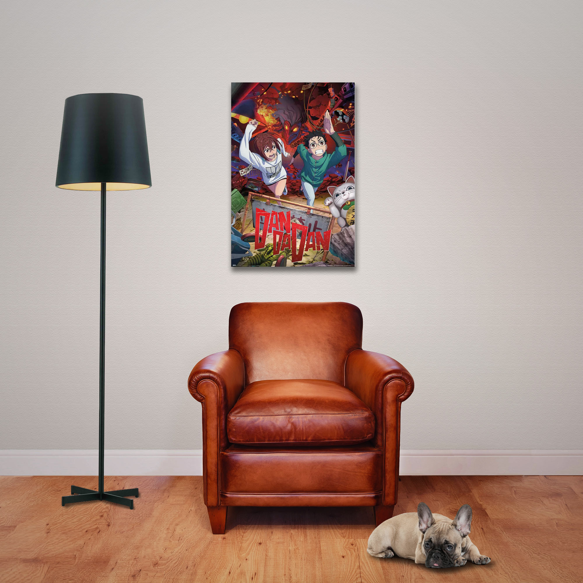 Ein Raum mit einem Poster, einem Ledersessel, einer Stehlampe und einem liegenden Hund. Das Poster zeigt eine Anime-Szene.