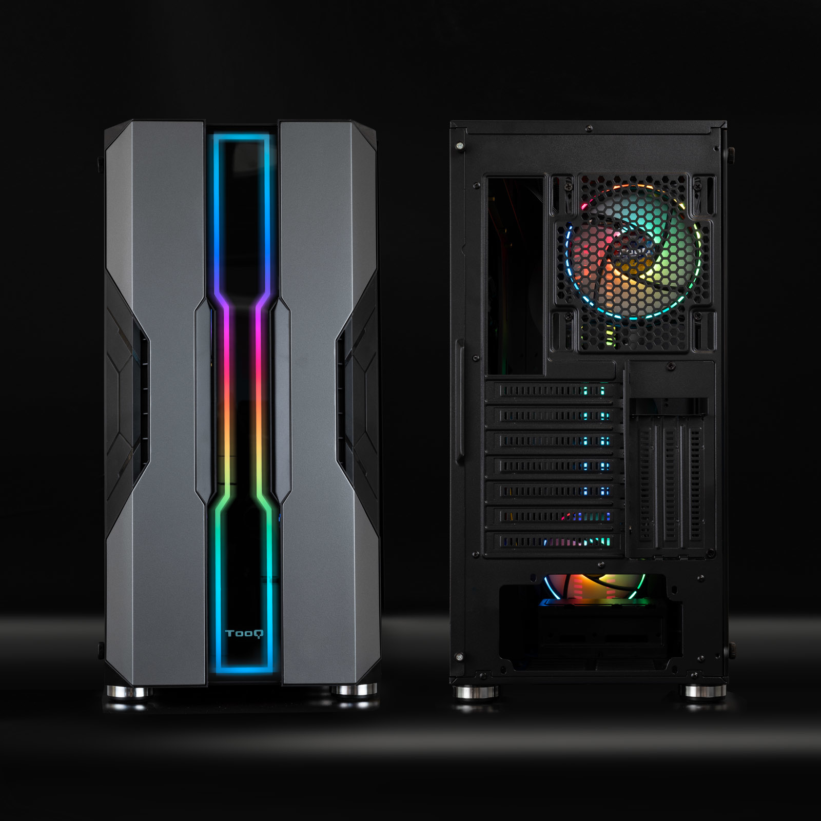 Case PC con luci RGB. Vista frontale mostra un case grigio con striscia luminosa. Vista posteriore mostra ventola e componenti.