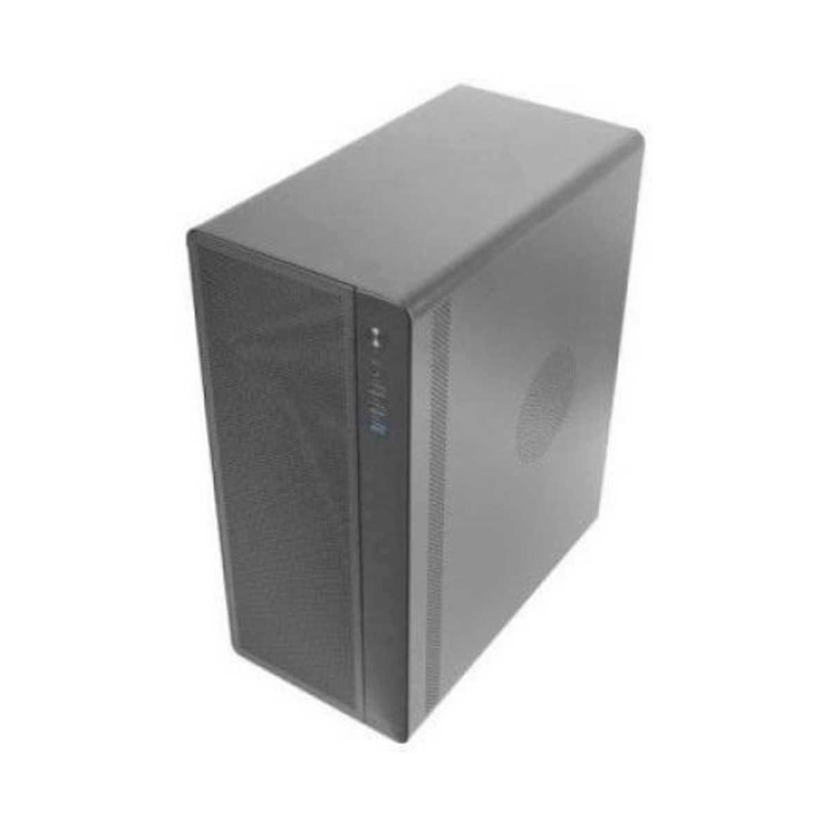 Una caja de computadora gris, rectangular con panel frontal perforado y ventilación lateral. Está en una superficie blanca.