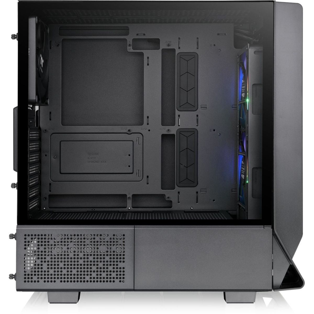 Un case per computer aperto, grigio, con componenti interni visibili. Include ventola, punti di montaggio e un'etichetta che recita 'REMARK A-ATX MICRO ATX'.