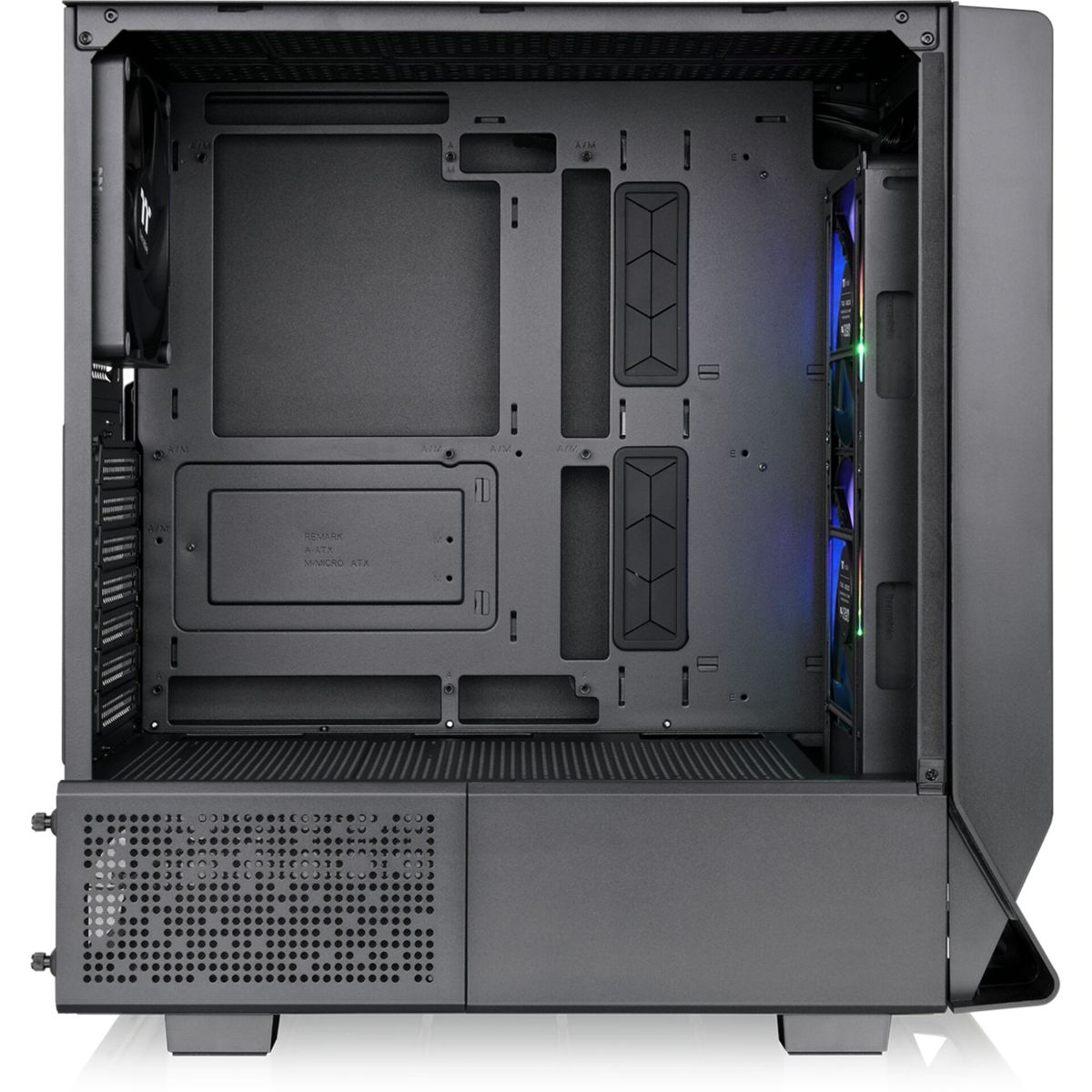 Interno vuoto di un case per computer grigio scuro. Ha varie aperture e fessure, con una ventola sul lato destro. Il case è vuoto.