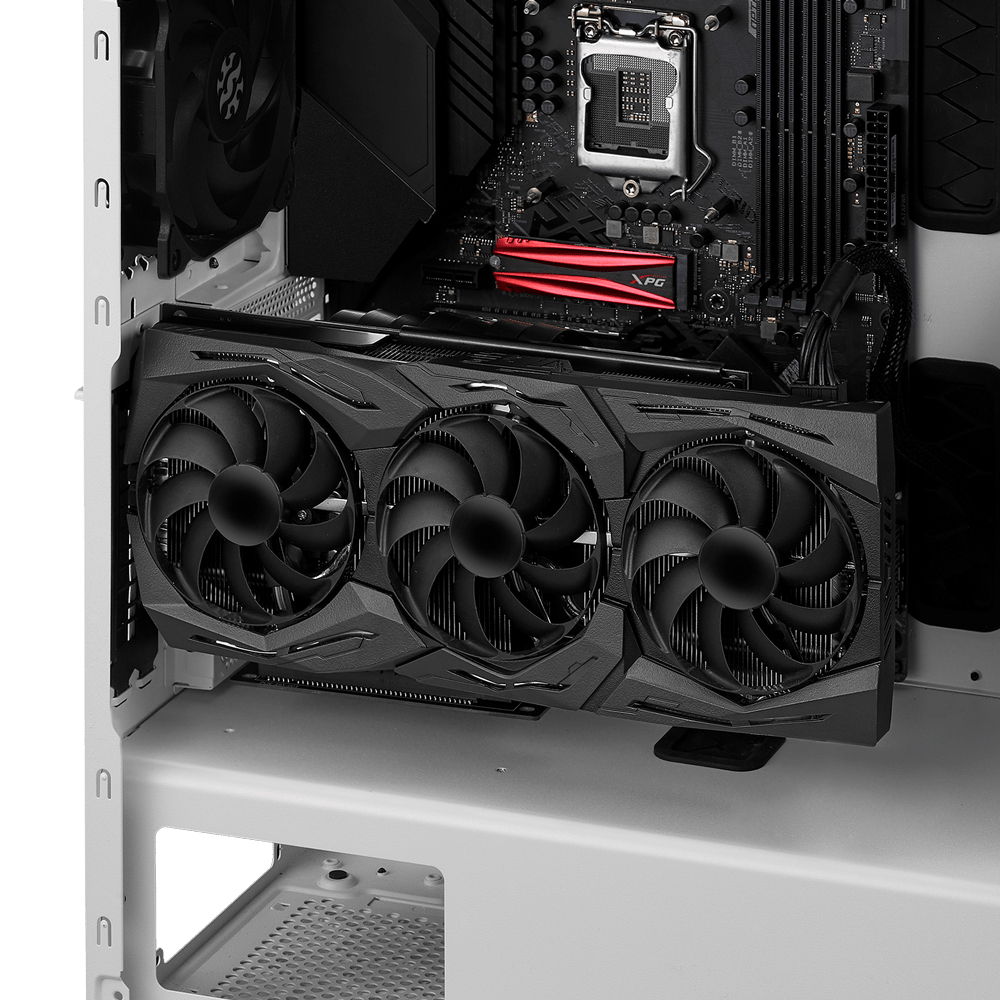 All'interno di un case di computer, è installata una scheda grafica con tre ventole. Sono visibili anche la scheda madre e altri componenti.