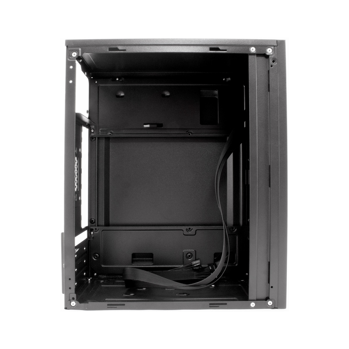 Un case di computer nero vuoto è centrato su uno sfondo bianco. I cavi sono visibili all'interno del case. Il case è aperto.