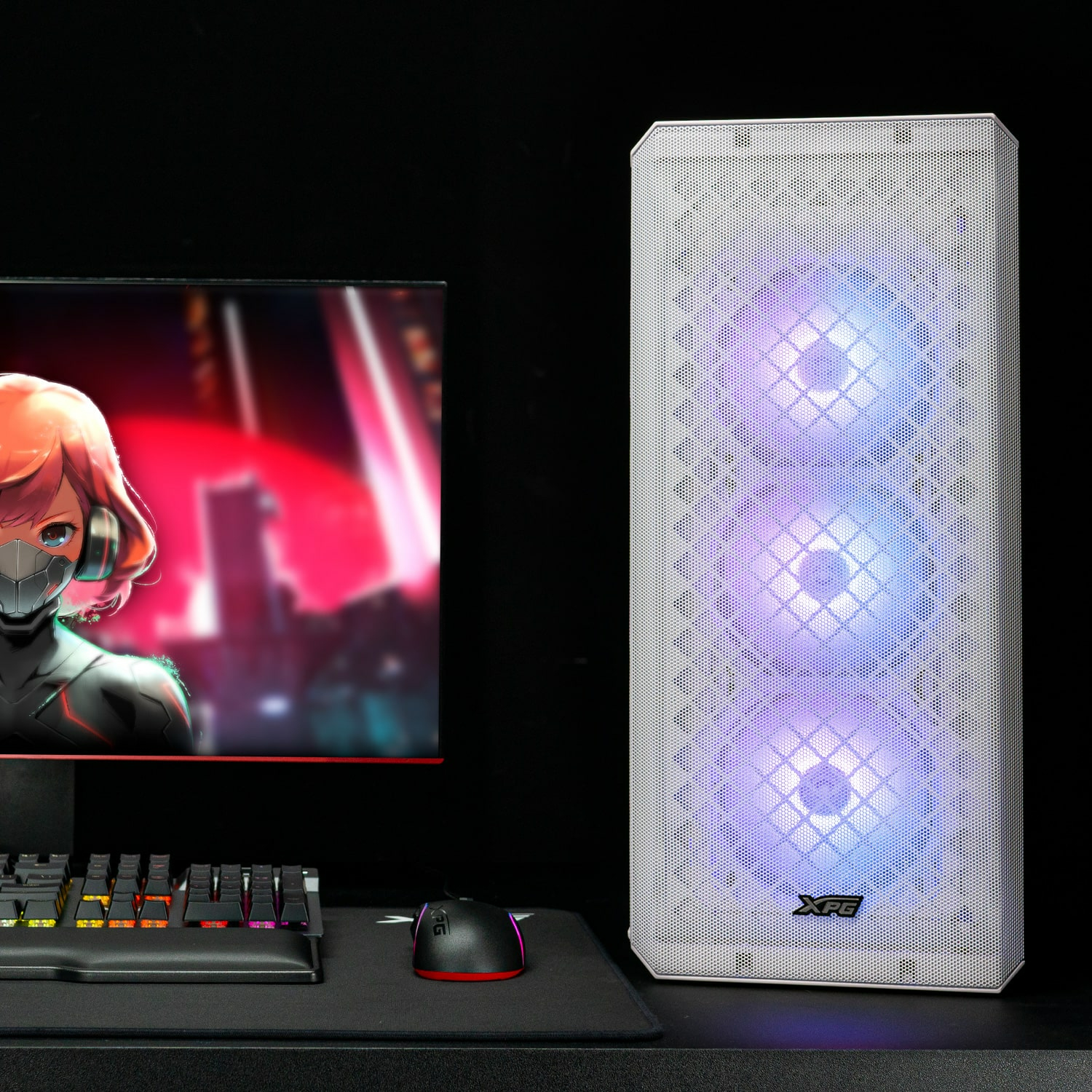 Un case di computer bianco con ventole illuminate si trova accanto a un monitor con arte anime. Tastiera e mouse davanti.