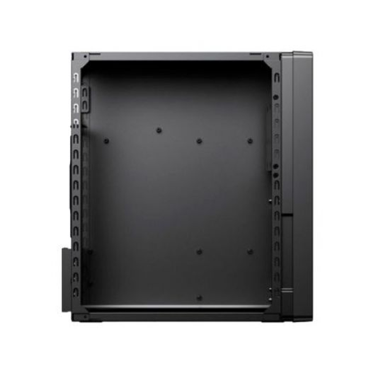 L'interno di un case per computer nero è mostrato, aperto e vuoto. È una scatola rettangolare con punti di montaggio e fessure.