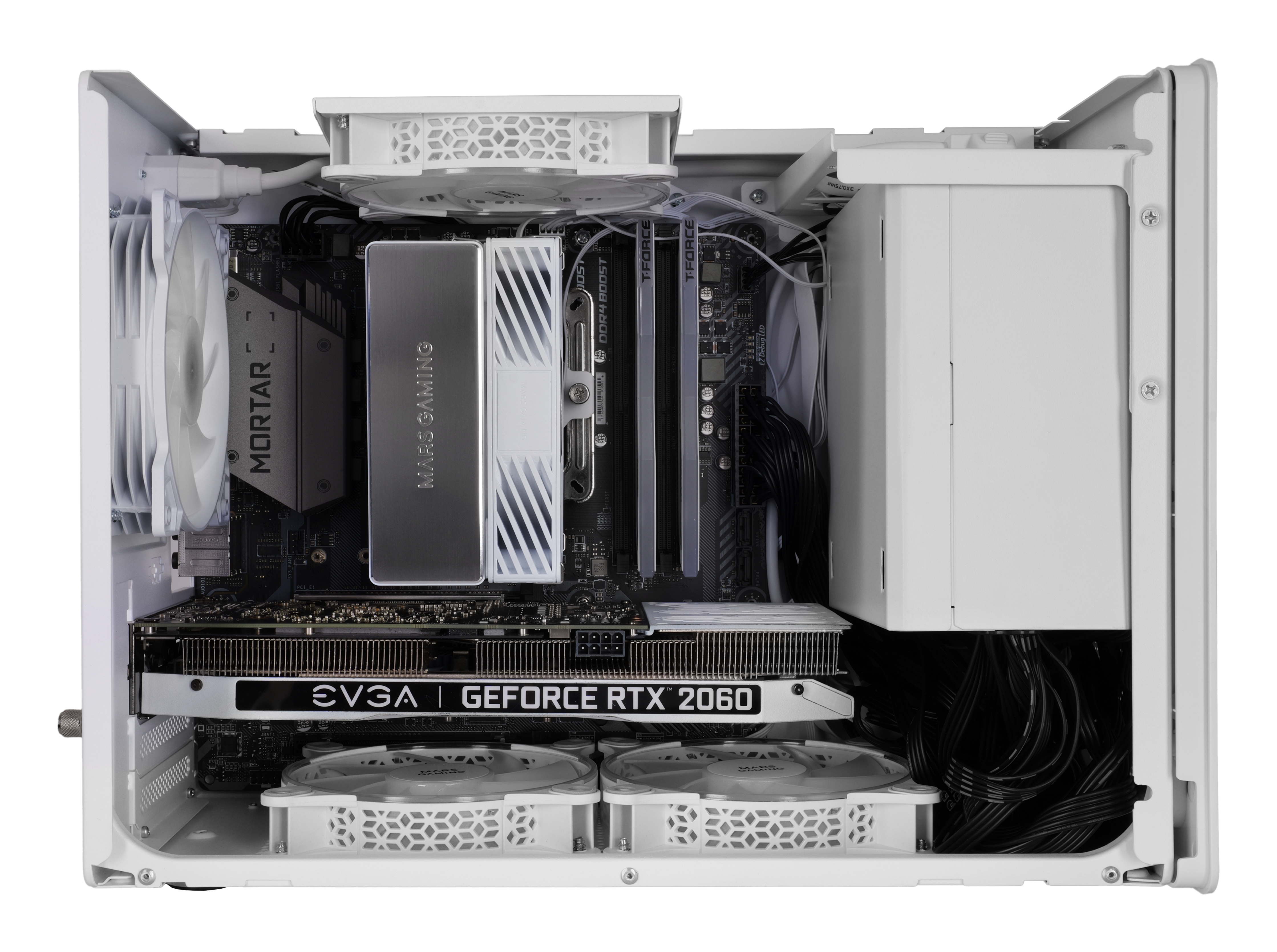 Weiße PC-Komponenten in einem weißen Gehäuse. Enthält eine Grafikkarte, Lüfter, ein Motherboard und einen CPU-Kühler.