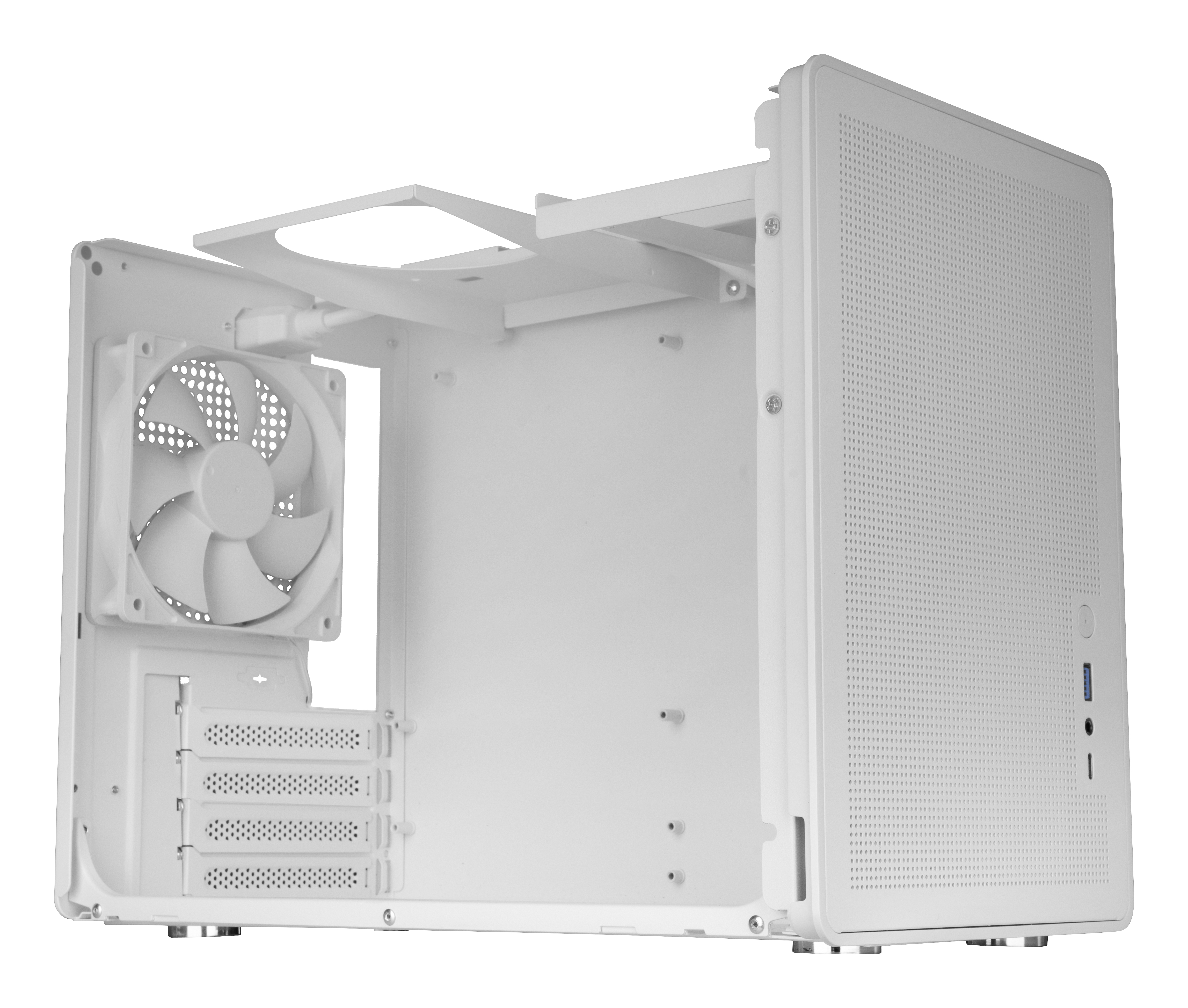 Ein weißes Computergehäuse mit geöffneter Seitenwand, das einen Lüfter und interne Komponenten zeigt. Perforierte Seitenwand vorhanden.