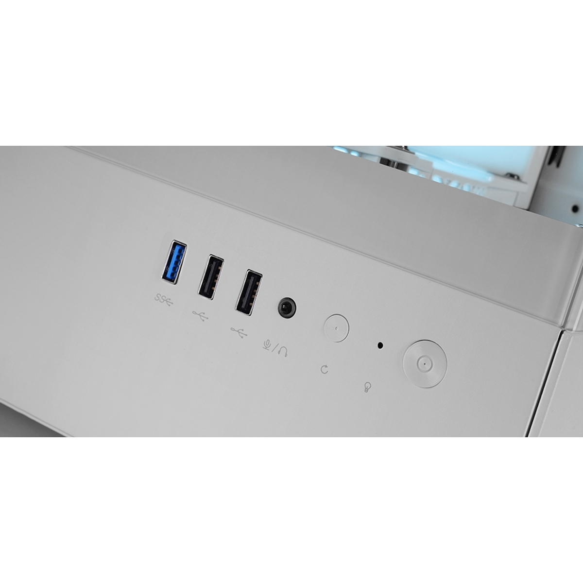 Primo piano di un case per computer bianco. Sono visibili porte USB, jack audio e pulsanti di accensione. Il case ha una finitura in metallo spazzolato.