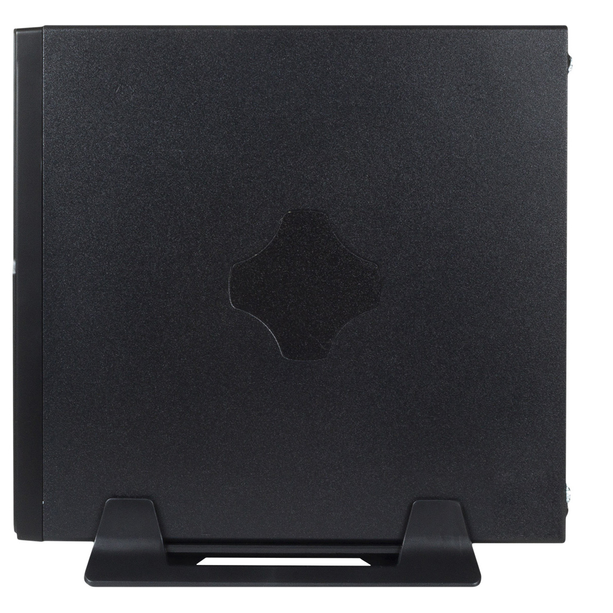 Un case per computer nero con un design unico sul pannello frontale. È supportato da un supporto nero, su sfondo bianco.