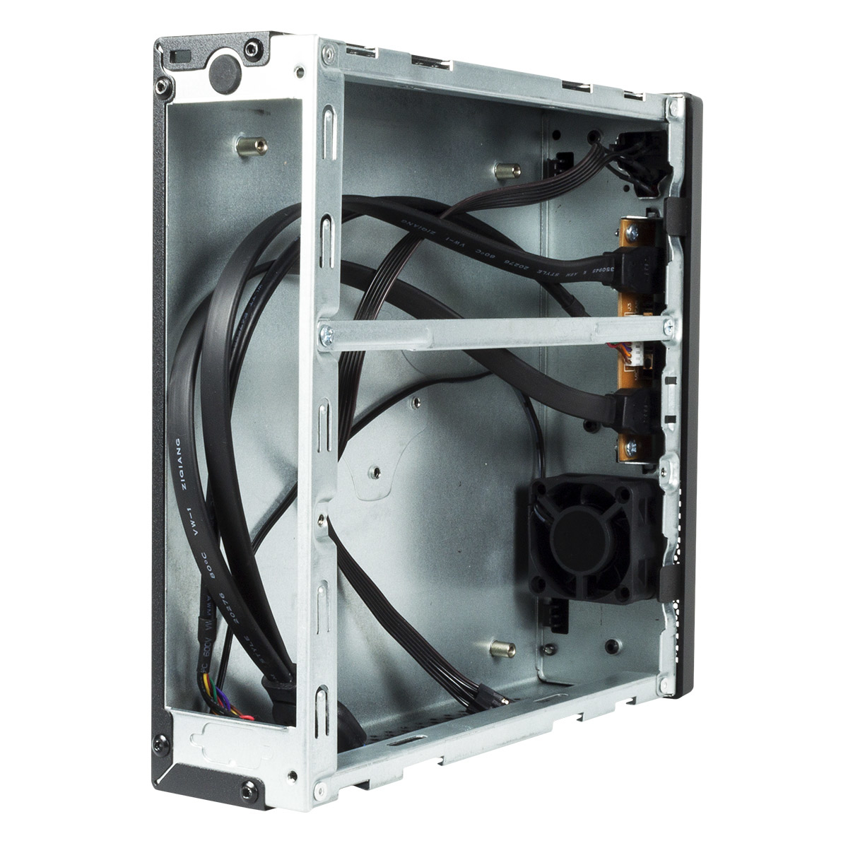 Interno di un case per computer aperto. Cavi neri passano attraverso il telaio argentato. Sono visibili una ventola e dei connettori. Pannello laterale nero.