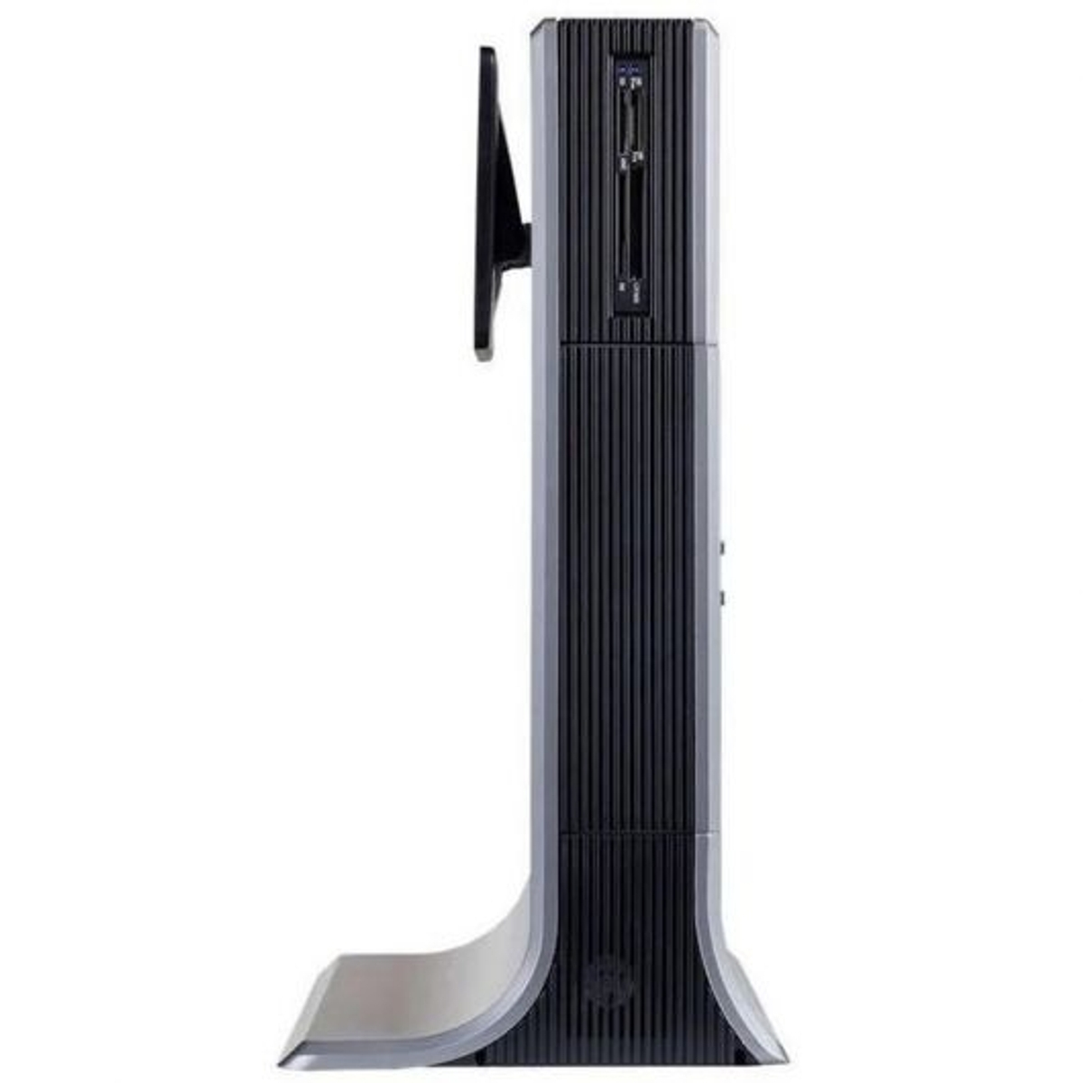 Una torre de computadora con base curva. Es negra y plateada, con líneas verticales. Hay un soporte para monitor.
