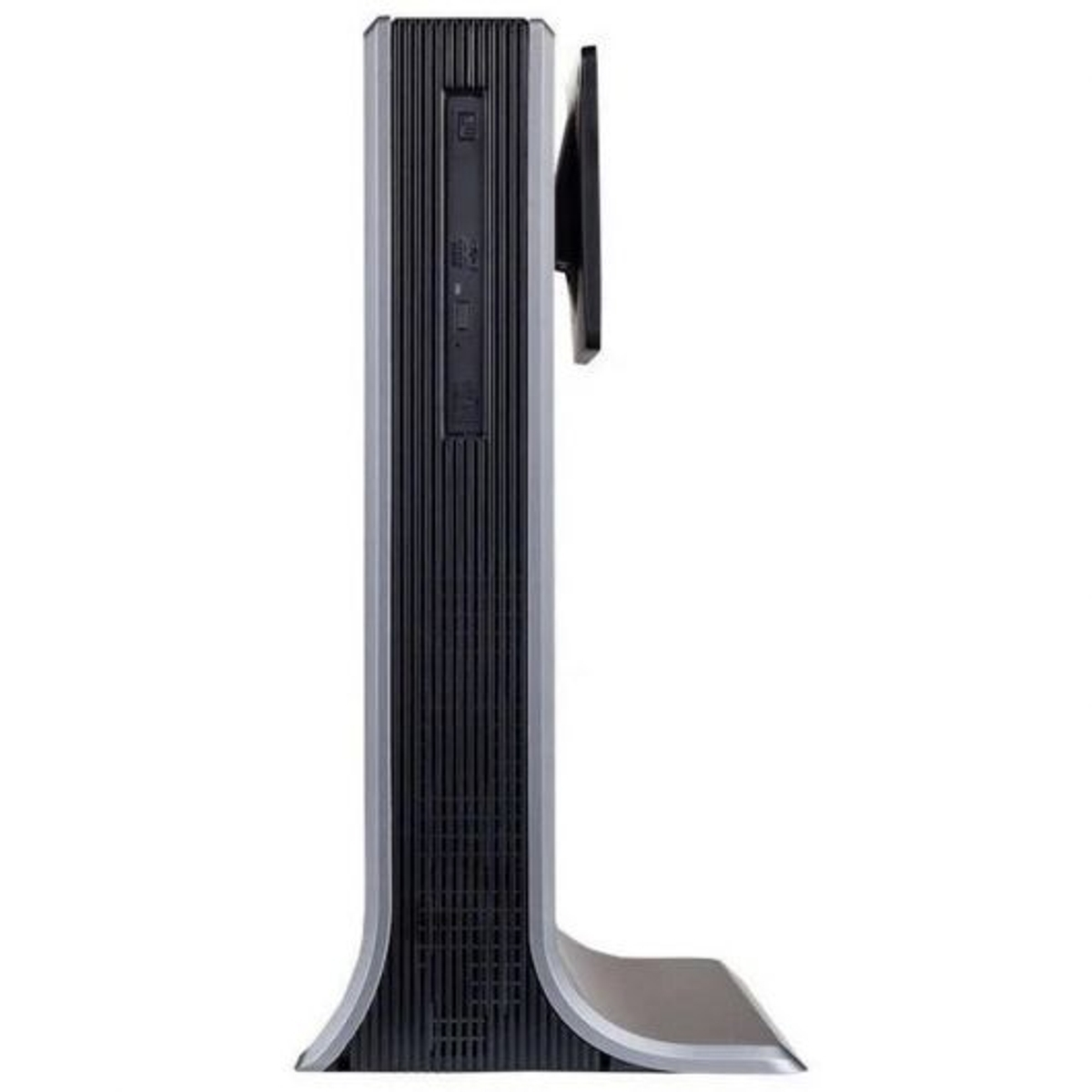 Una torre de computadora negra y plateada se encuentra verticalmente. Un monitor está conectado al costado. La base es curvada.