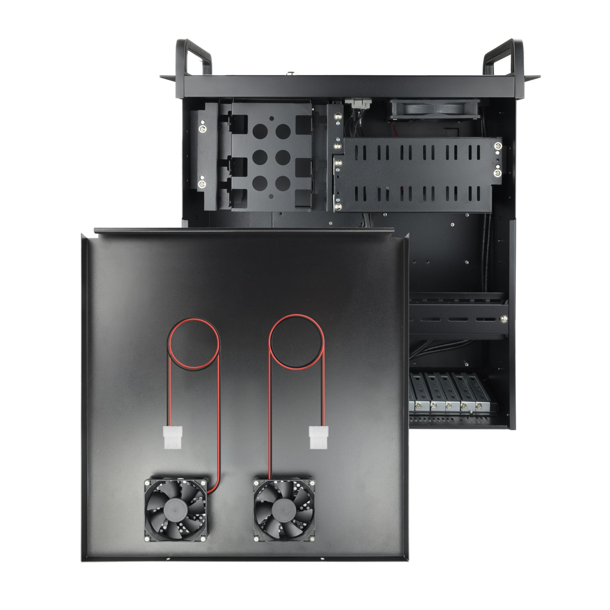 Una carcasa de servidor de computadora negra, abierta, con dos ventiladores y cables rojos. En el interior hay componentes y un asa en la parte superior.