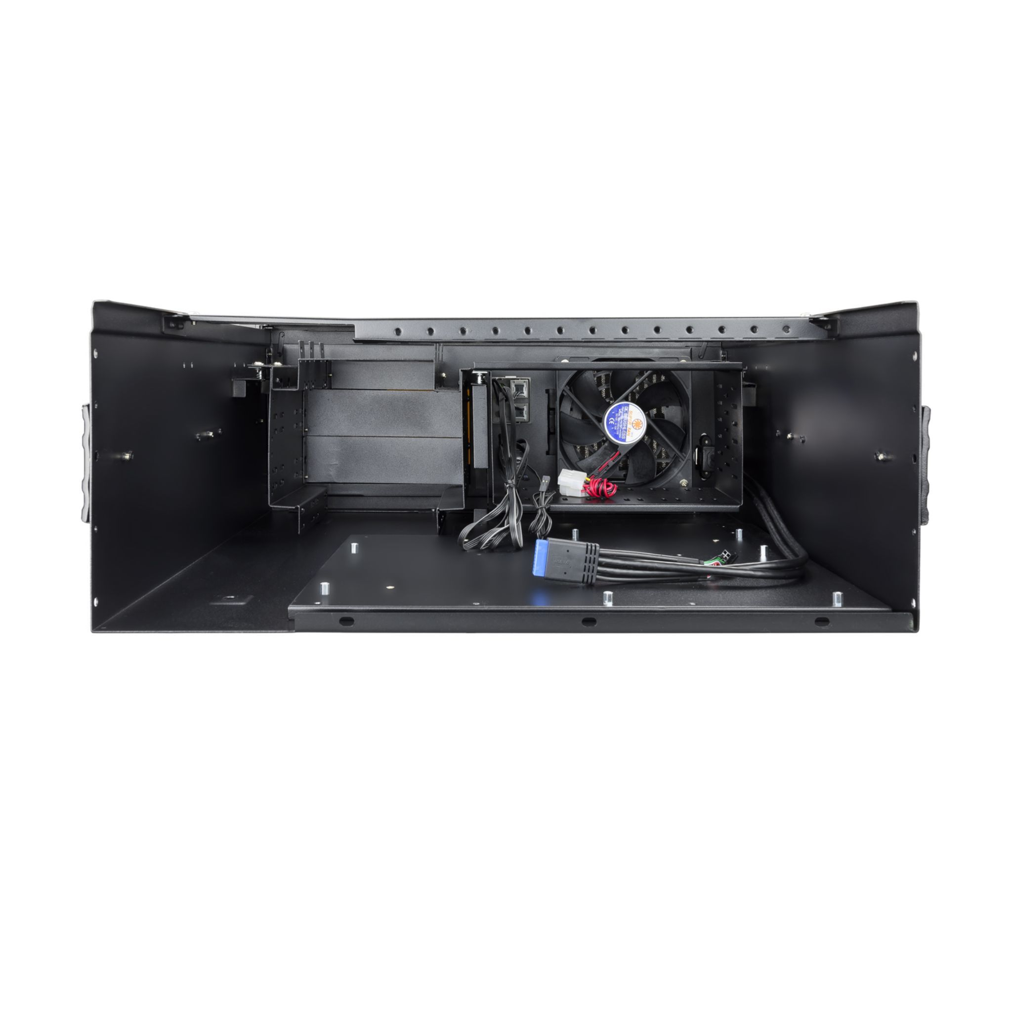 Interior de una caja de ordenador negra, con ventilador, cables y componentes visibles. Conector azul y cables negros presentes.