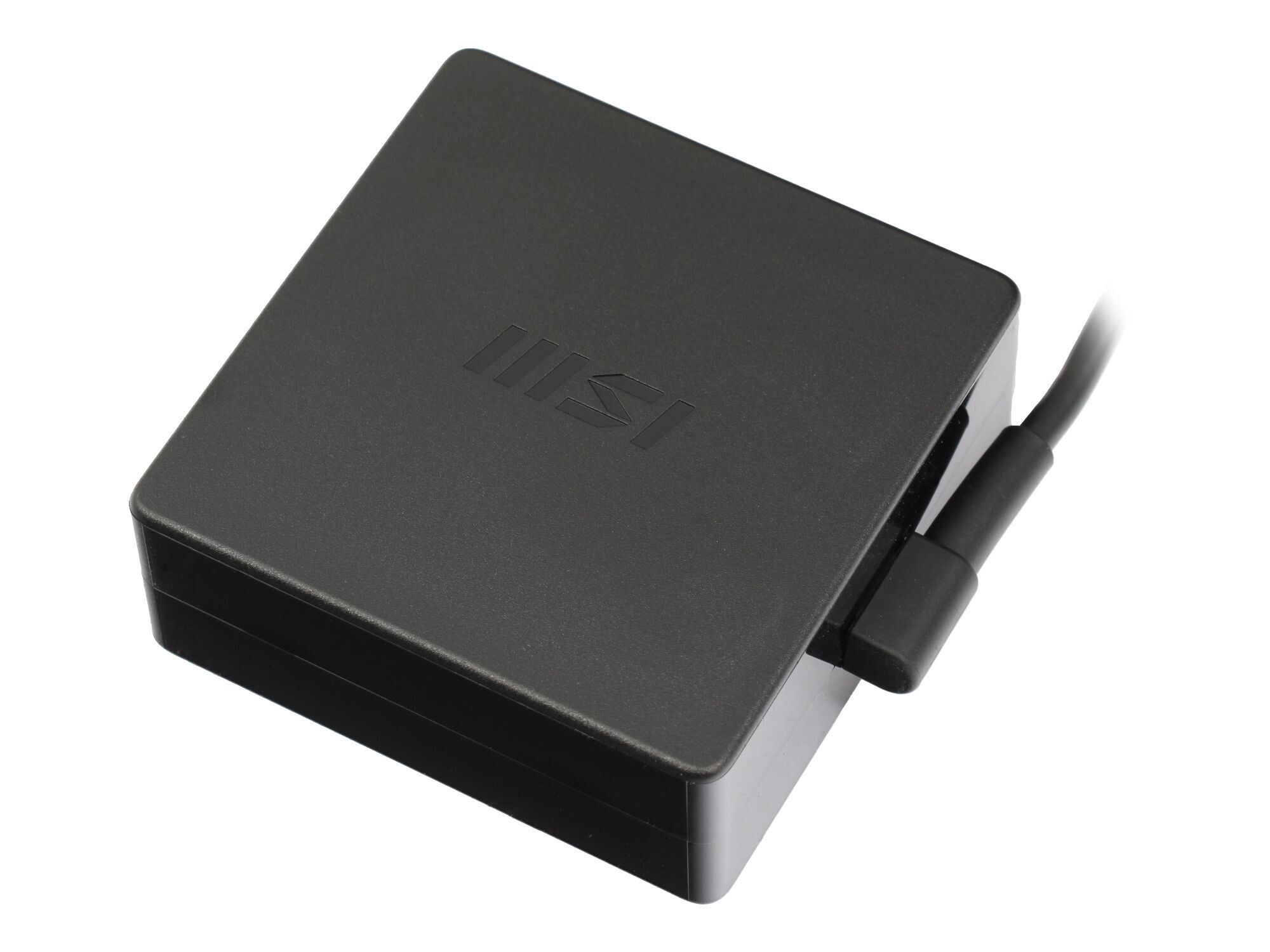 Ein schwarzes Netzteil mit MSI-Logo und einem schwarzen Kabel, das davon ausgeht. Der Adapter befindet sich auf weißem Hintergrund.