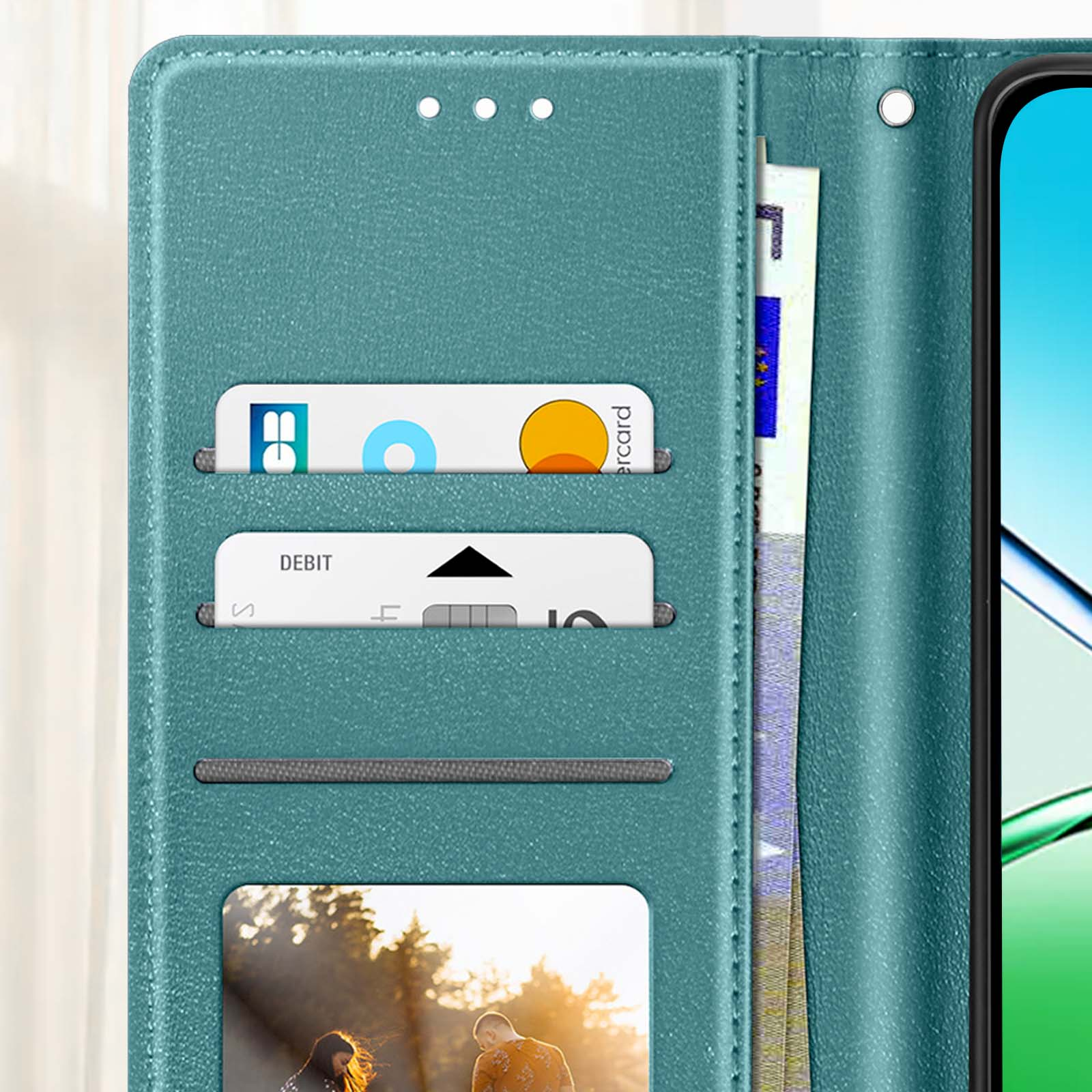 Custodia per telefono turchese con carte e denaro. Le carte visibili includono una carta di debito e una carta con il logo Mastercard.