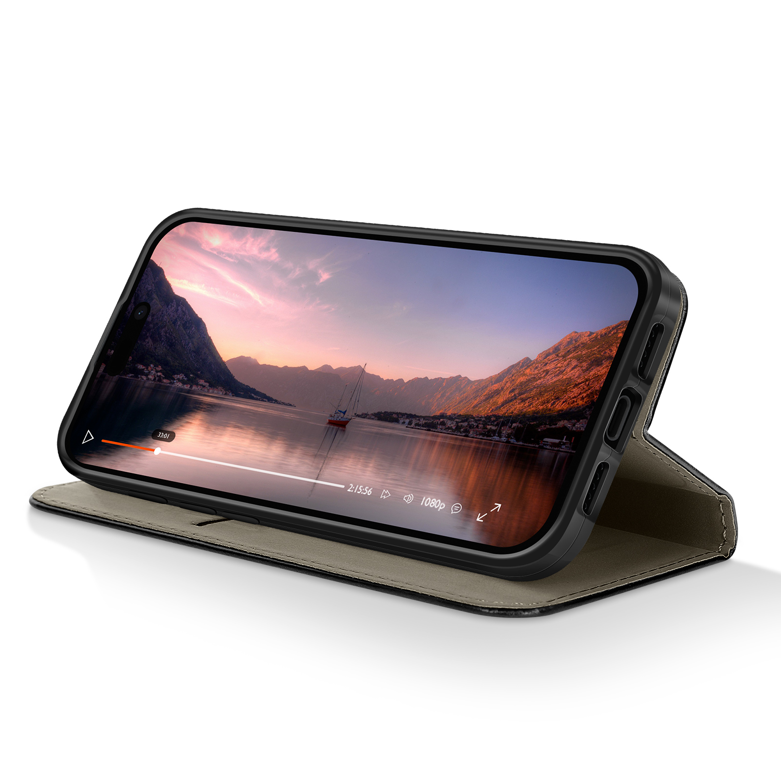 Smartphone in een hoesje toont een video van een kustlandschap met een boot en bergen. De hoes is open.