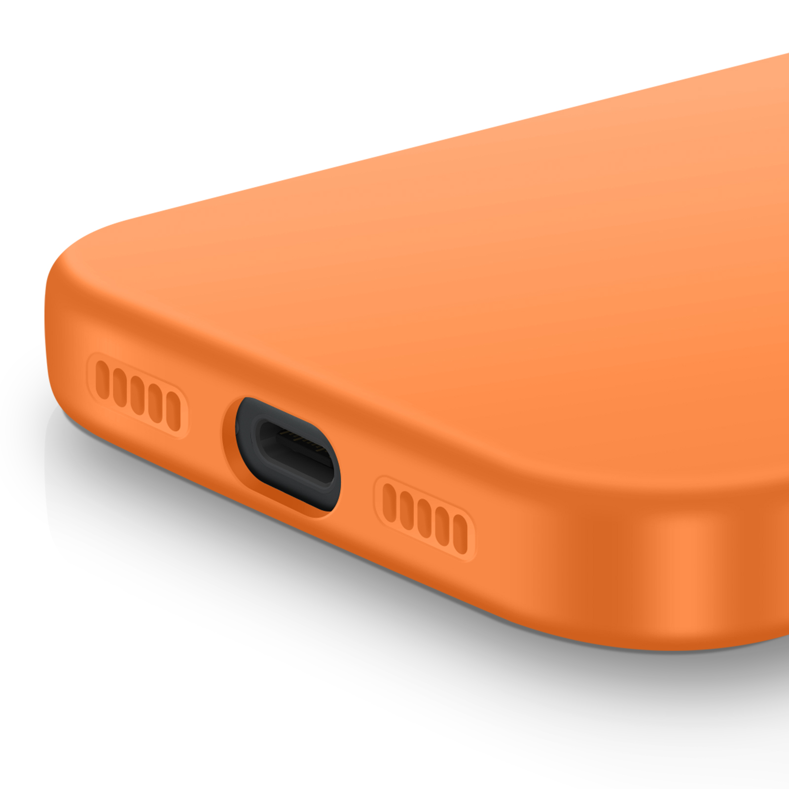 Close-up van een oranje telefoonhoesje. Beschikt over een oplaadpoort en luidsprekergaten aan de zijkant. Witte achtergrond.