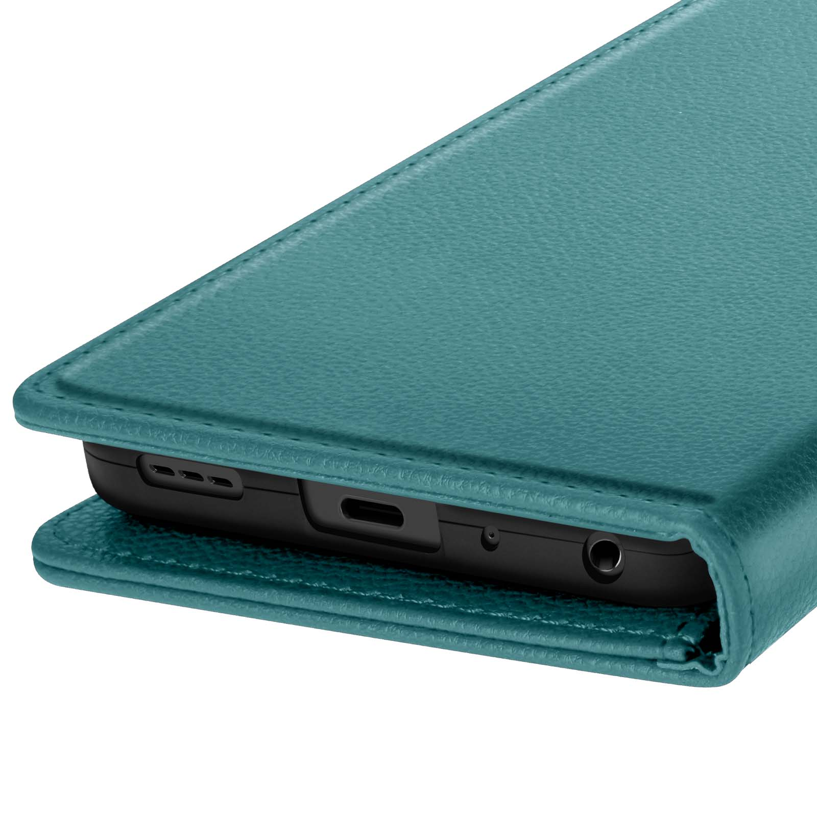 Primo piano di una custodia per telefono color verde acqua con un telefono nero all'interno. Mostra la porta di ricarica, il jack per le cuffie e i fori degli altoparlanti.