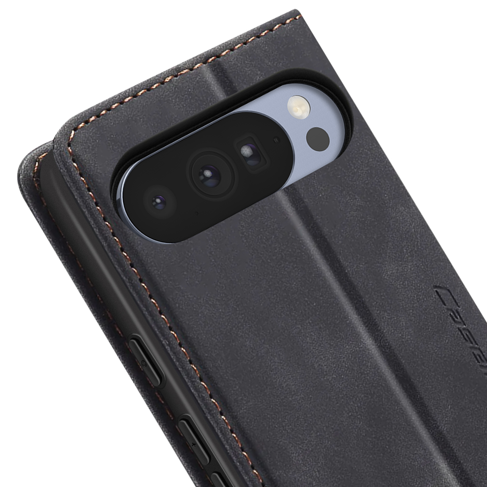 Primo piano di una custodia per telefono nera con obiettivo della fotocamera visibile. Cuciture marroni sui bordi, custodia parzialmente aperta.
