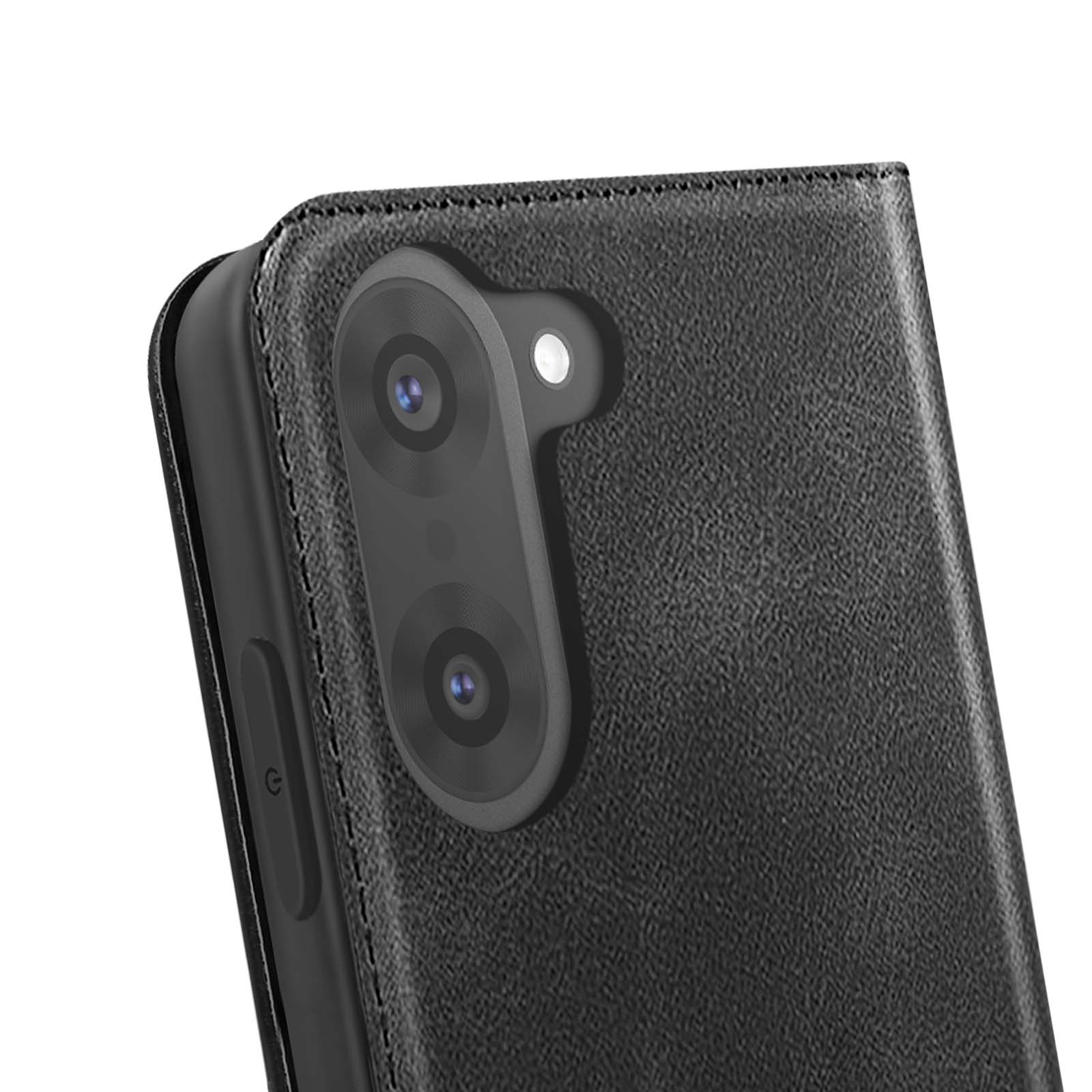 Primo piano di una custodia per telefono nera con obiettivi della fotocamera e un pulsante di accensione. La custodia ha una superficie strutturata.