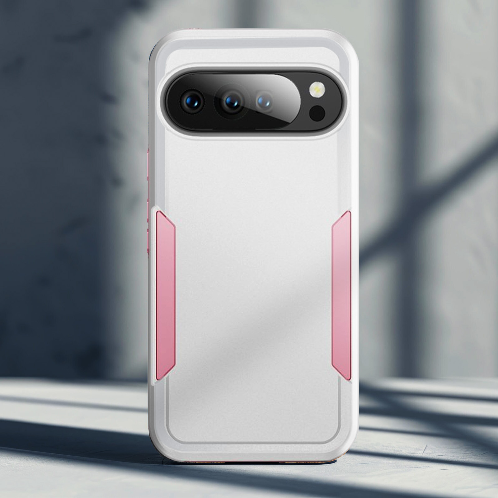 Custodia bianca per telefono con un accento rosa, che mostra un obiettivo della fotocamera. Lo sfondo è grigio sfocato con ombre.