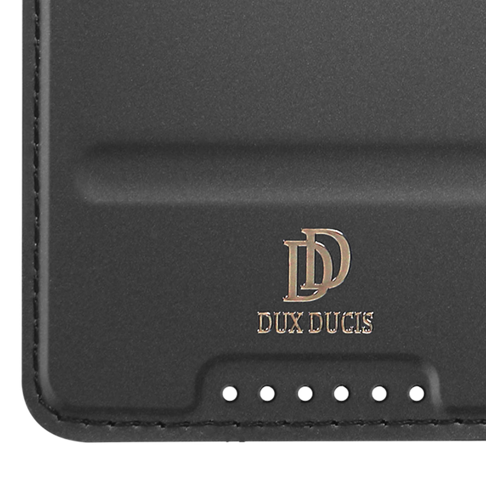 Custodia per telefono nera con logo "D" dorato e marchio "DUX DUCIS". Ha una fila di piccoli fori in basso.