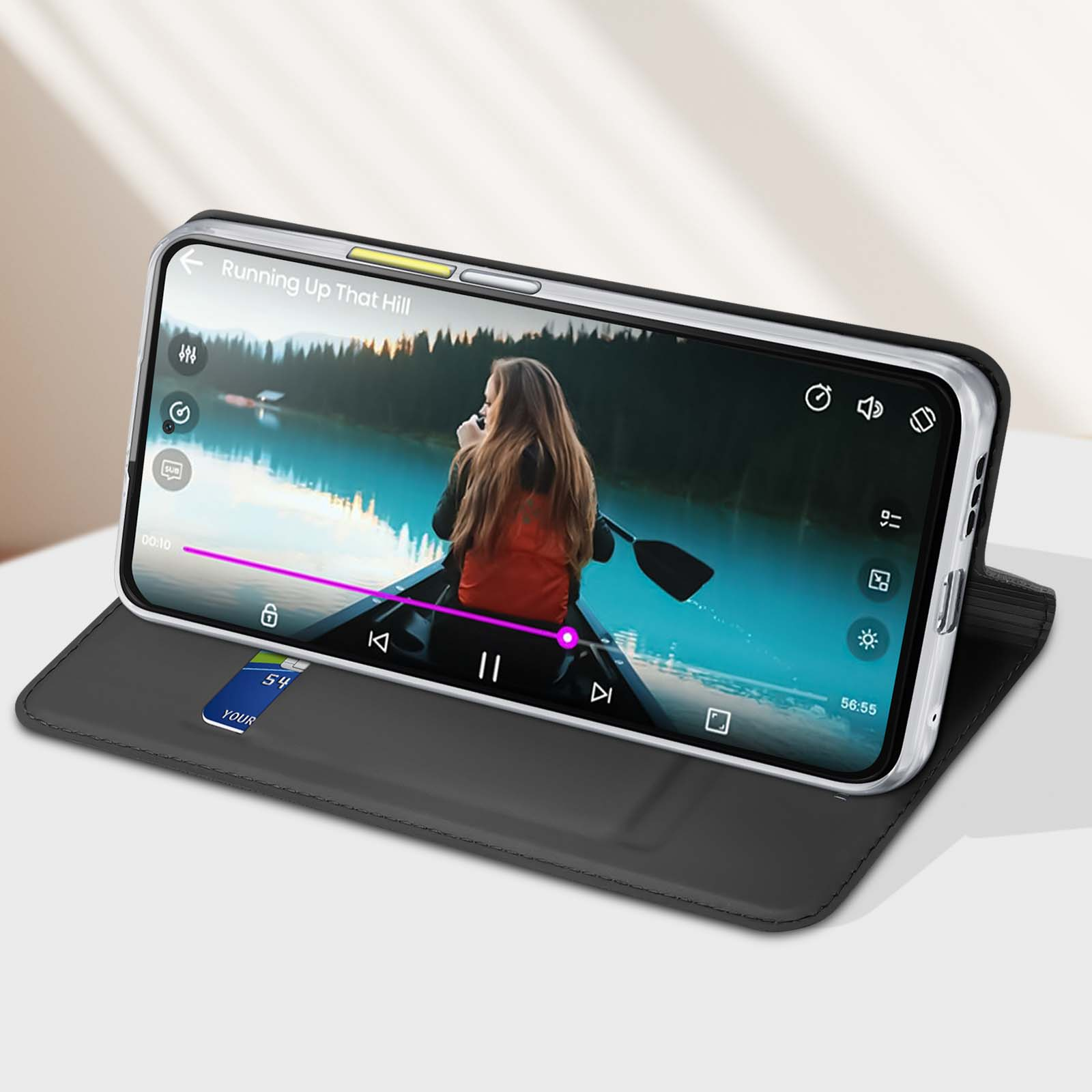 Un telefono mostra un video di una donna in canoa. Il telefono è in una custodia a portafoglio, con uno slot per carte.