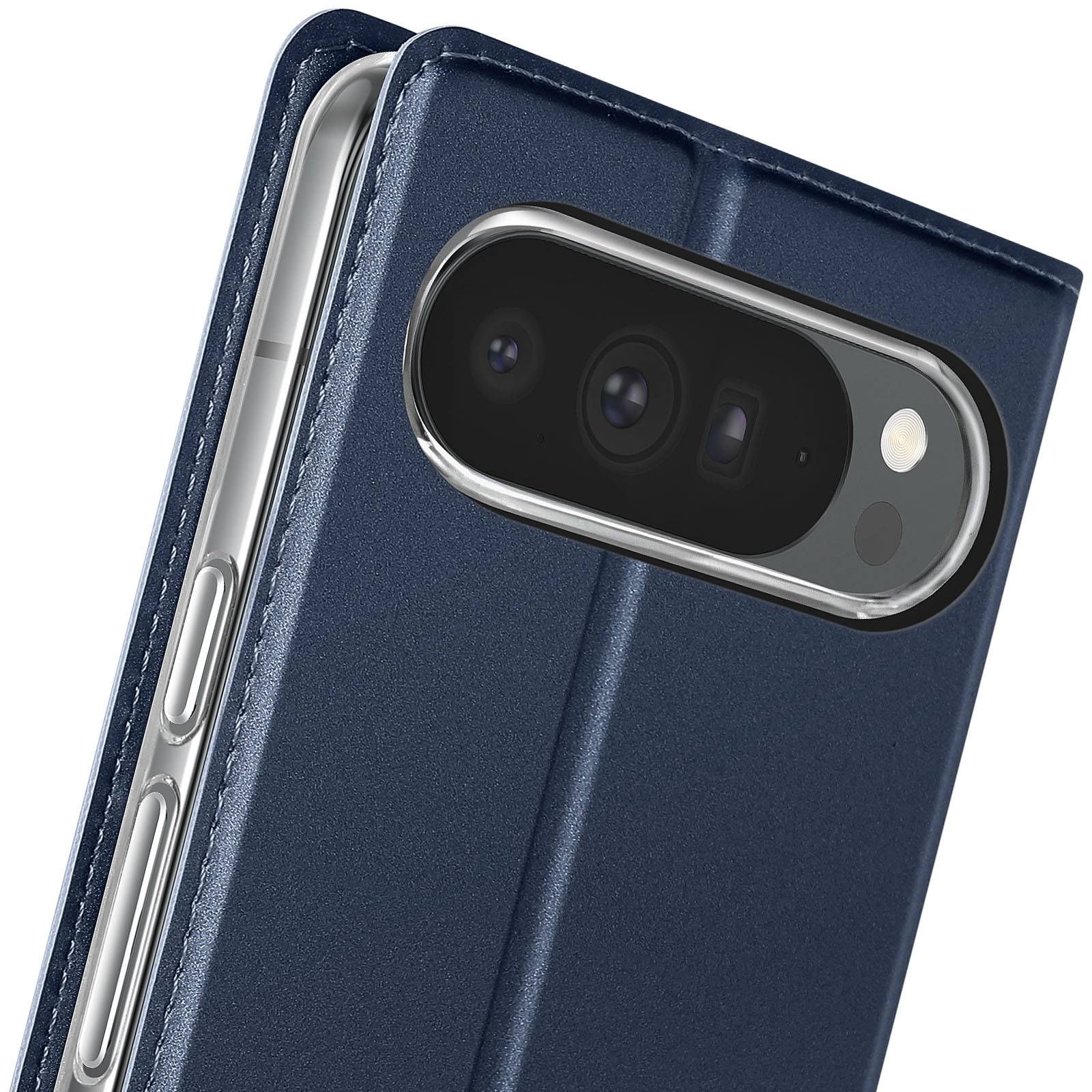 Nahaufnahme einer marineblauen Handyhülle mit silbernem Kamerarahmen und Telefonseite. Die Hülle ist offen.