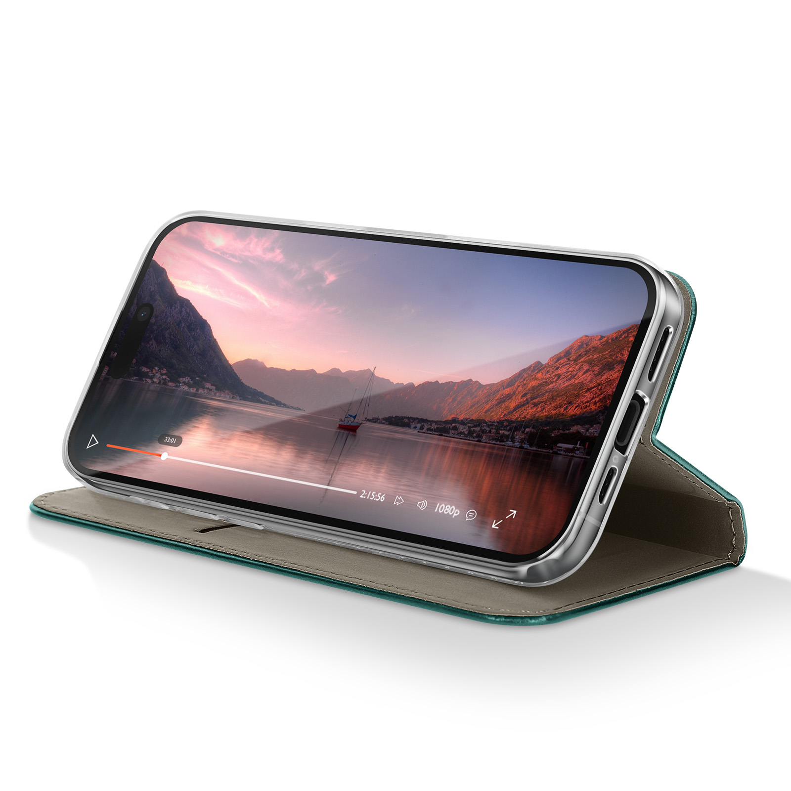 Een smartphone toont een zonsondergang boven water. De telefoon zit in een groene hoes, omhoog gezet. Een rode boot vaart op het water.
