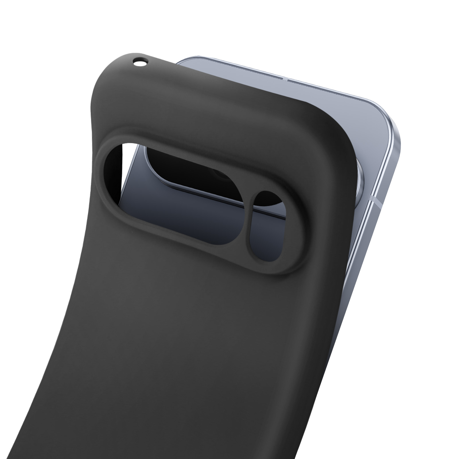 Een zwarte telefoonhoes zit op een telefoon. Hoes heeft uitsparingen voor de camera. Telefoon is zilver. Witte achtergrond.