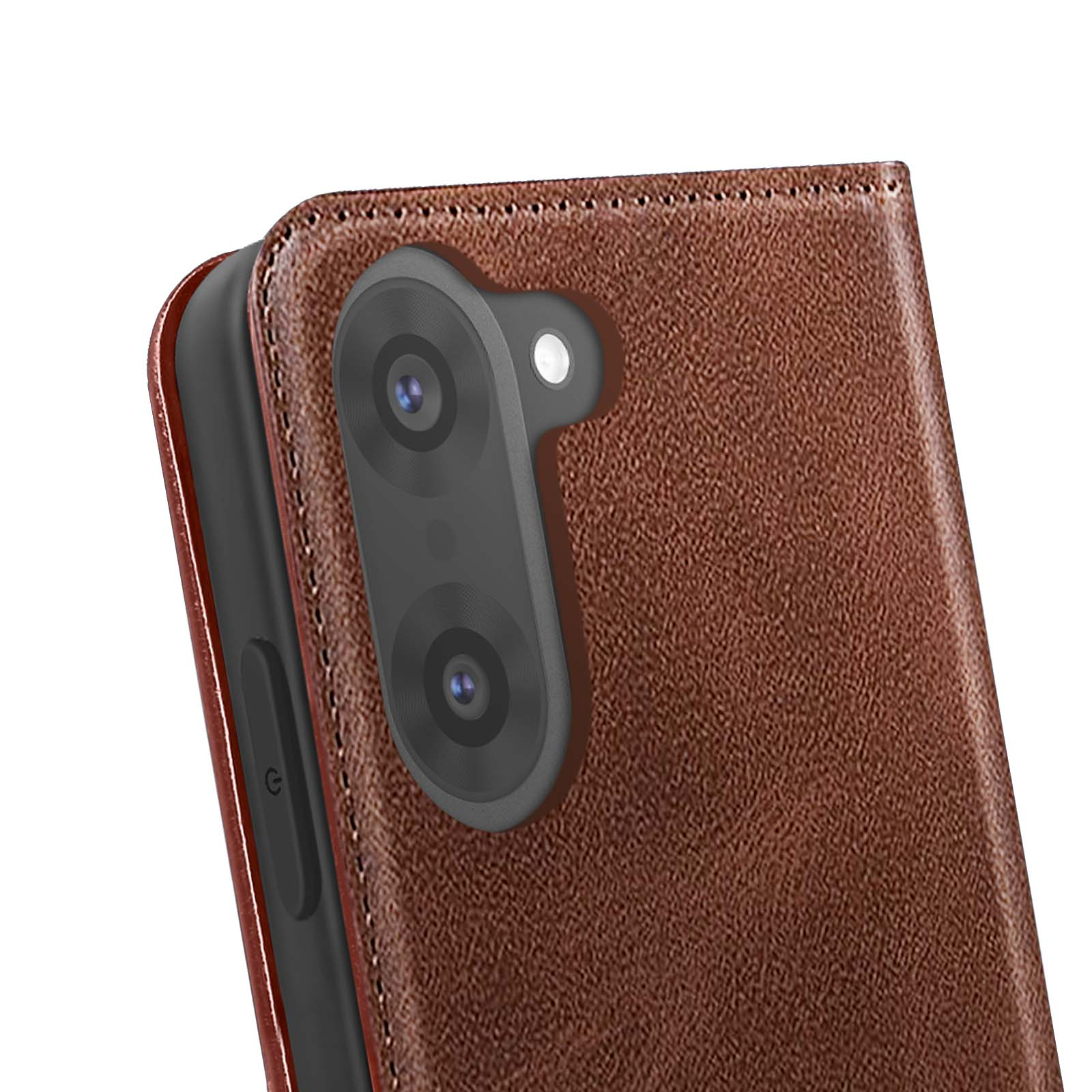 Primo piano di una custodia per telefono in pelle marrone con modulo fotocamera. La custodia è parzialmente aperta.