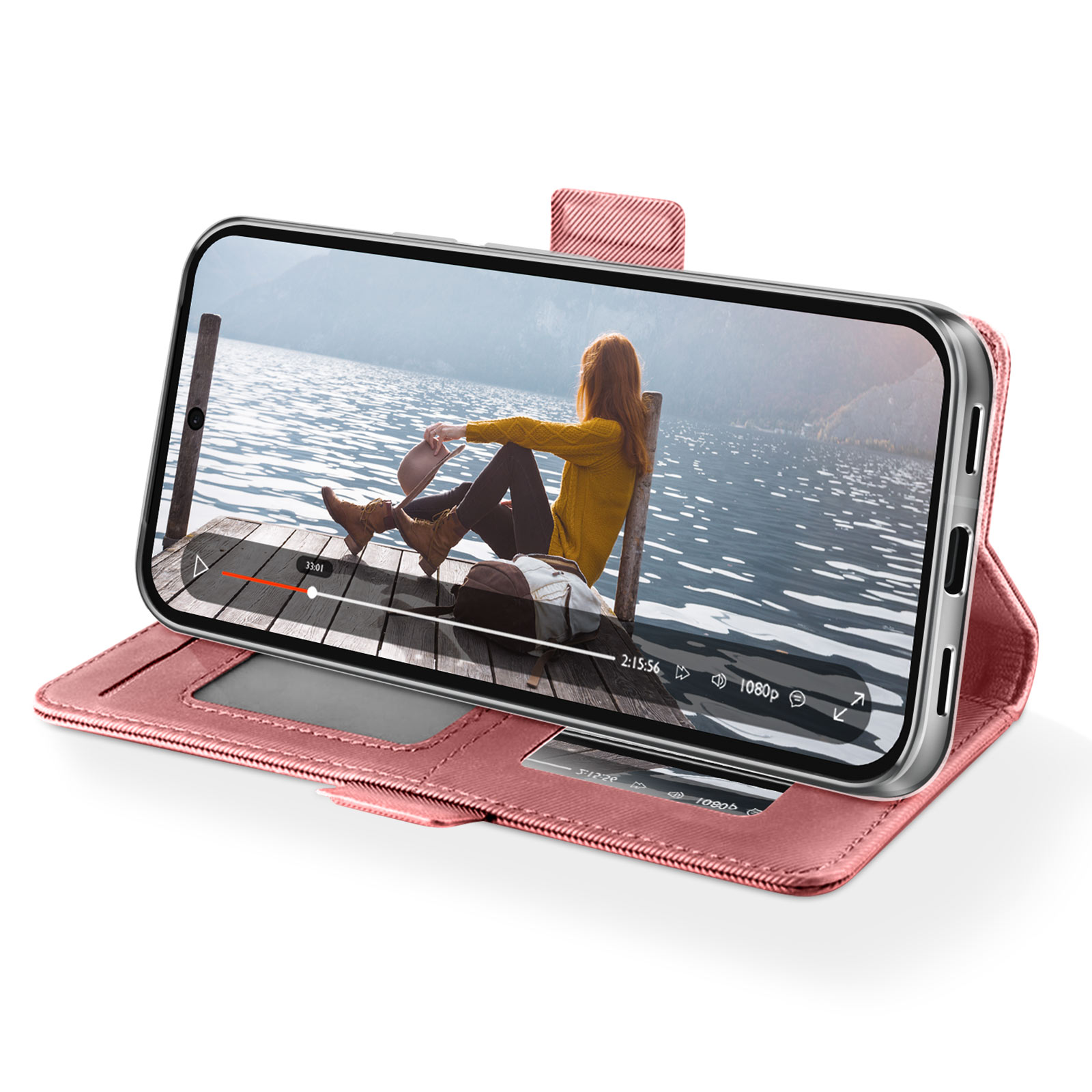 Un telefono in una custodia rosa mostra una donna su un molo. La custodia è aperta, rivelando uno slot per schede. Lo sfondo è acqua e montagne.