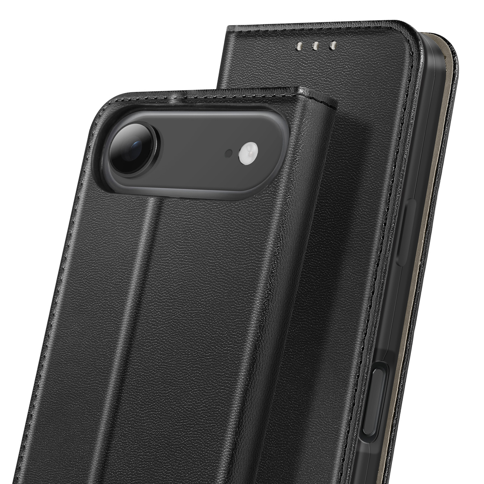 Primo piano di una custodia per telefono in pelle nera con obiettivo della fotocamera. La custodia è parzialmente aperta, mostrando la fotocamera del telefono.