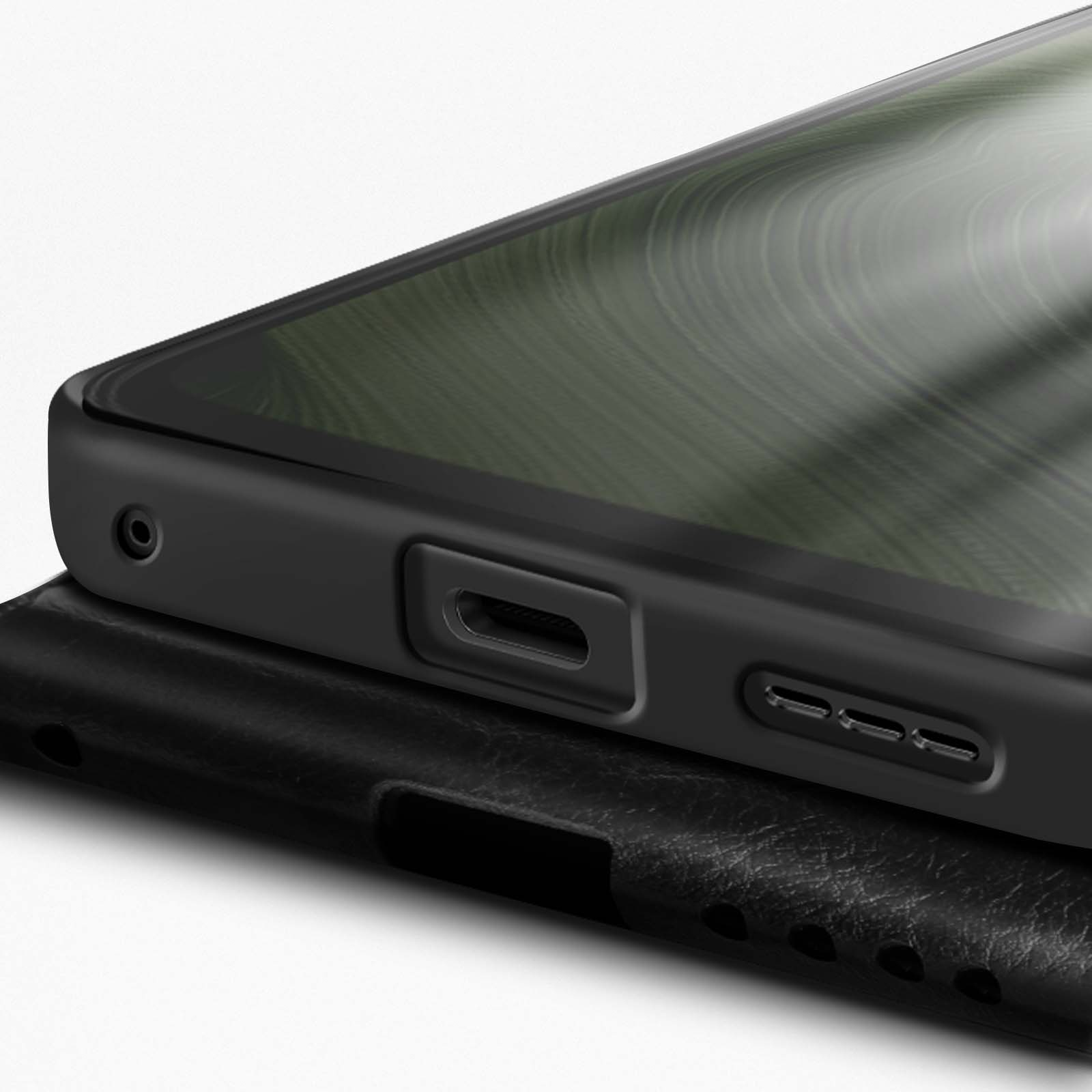 Primo piano di uno smartphone nero con custodia in pelle strutturata. Include porte, fotocamera e schermo con motivo.