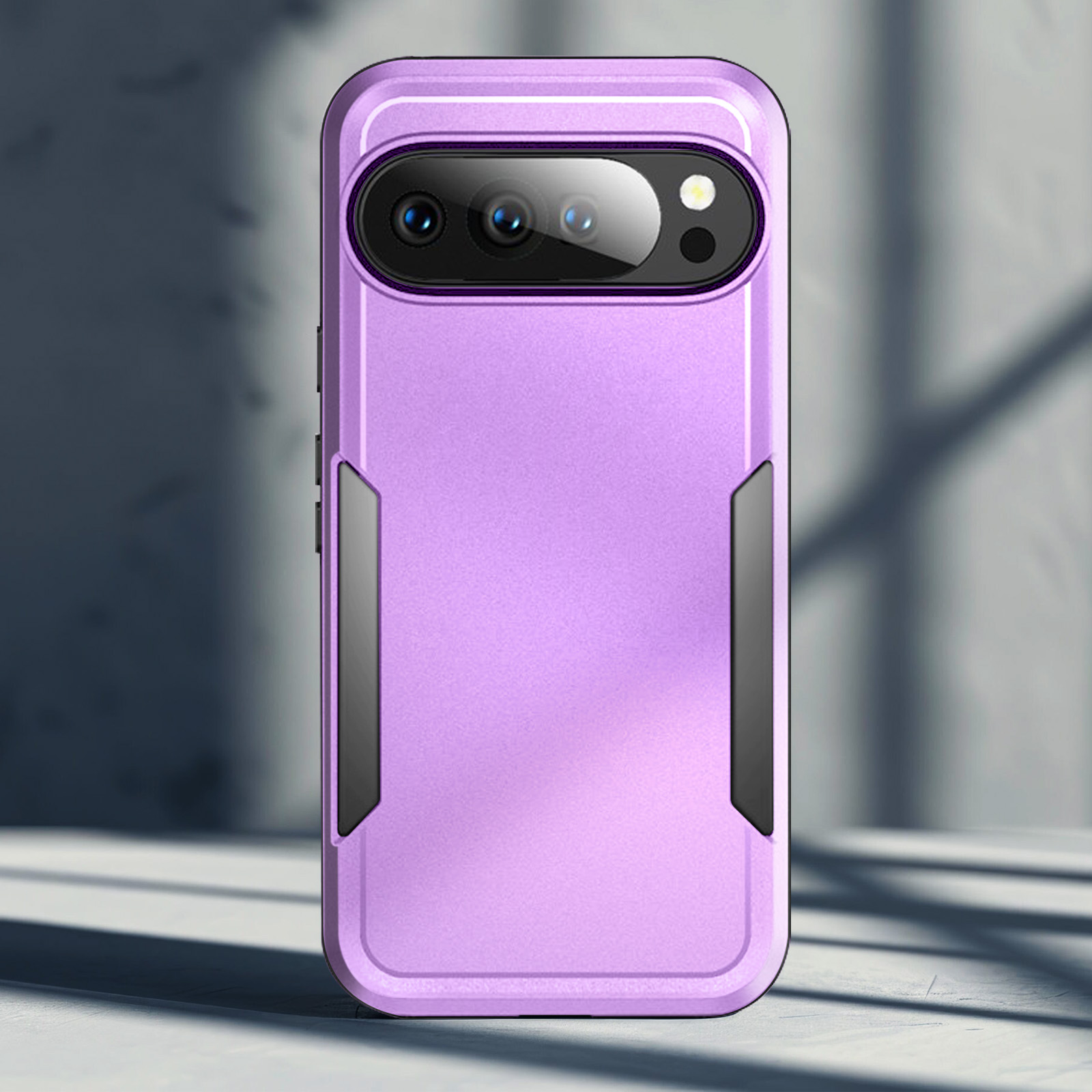 Una custodia per telefono viola con accenti neri protegge un telefono. Ha un ritaglio per la fotocamera in alto.