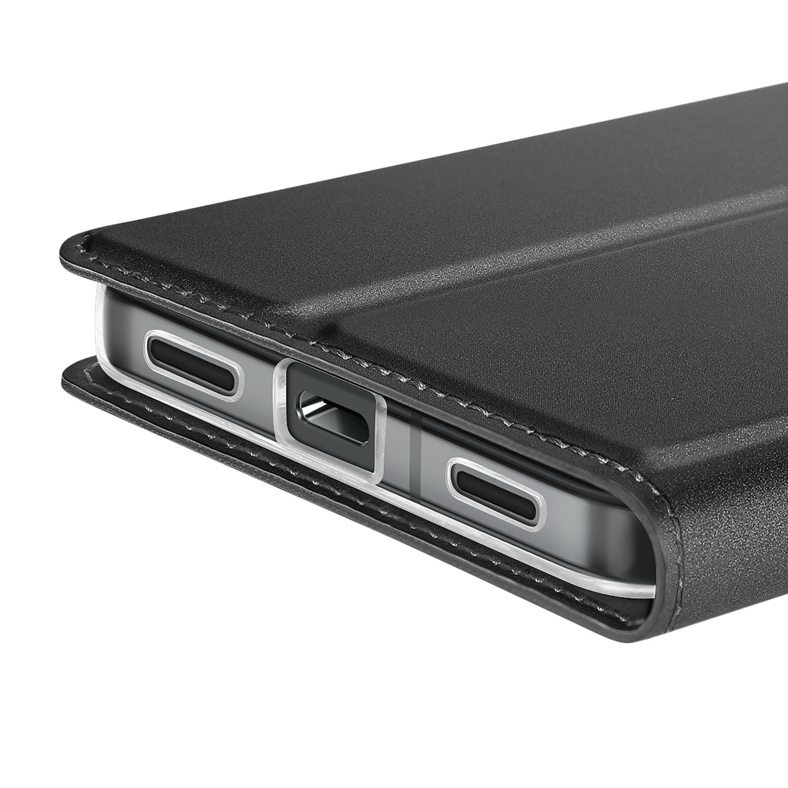 Primo piano di una custodia nera per telefono con aperture per fotocamera e porte. La custodia è su sfondo bianco.
