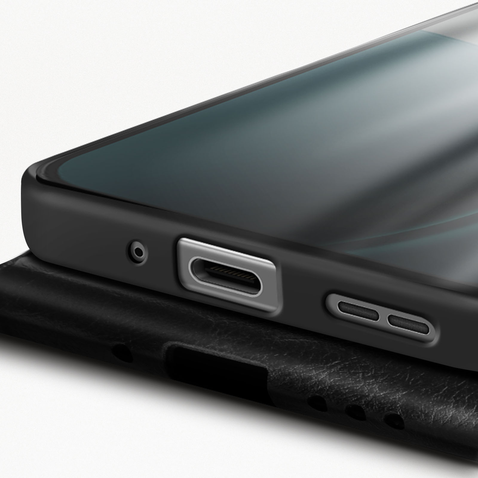 Primo piano di un telefono nero con schermo, porta di ricarica argentata e custodia in pelle nera. Lo sfondo è bianco.