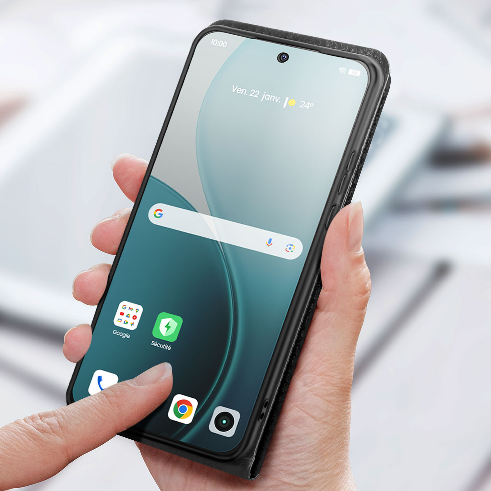 Mano che tiene uno smartphone con custodia nera. Lo schermo mostra la schermata iniziale con le icone delle app.