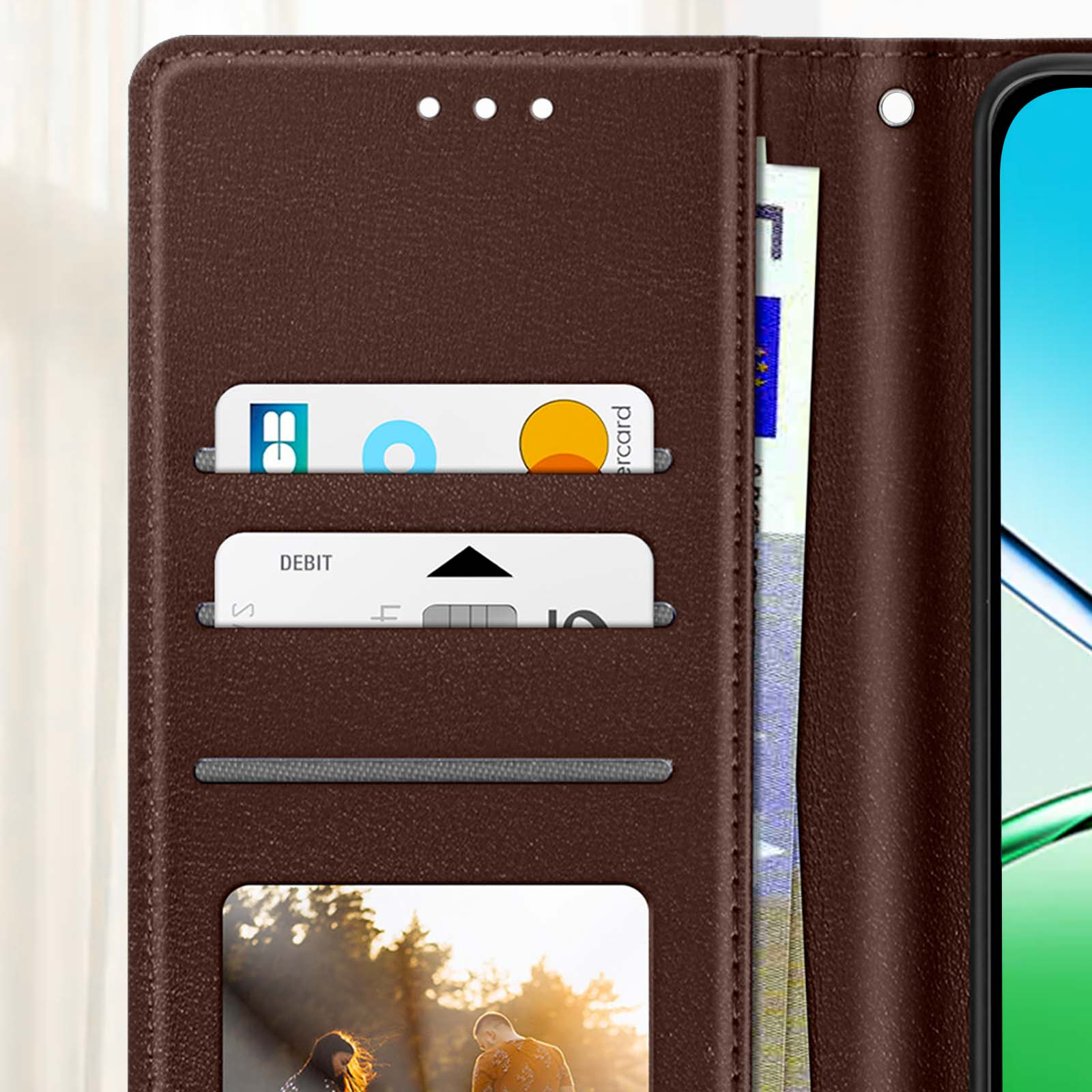 Custodia a portafoglio marrone con carte e denaro. Schermo del telefono visibile. Carte con loghi. Foto nello slot inferiore.