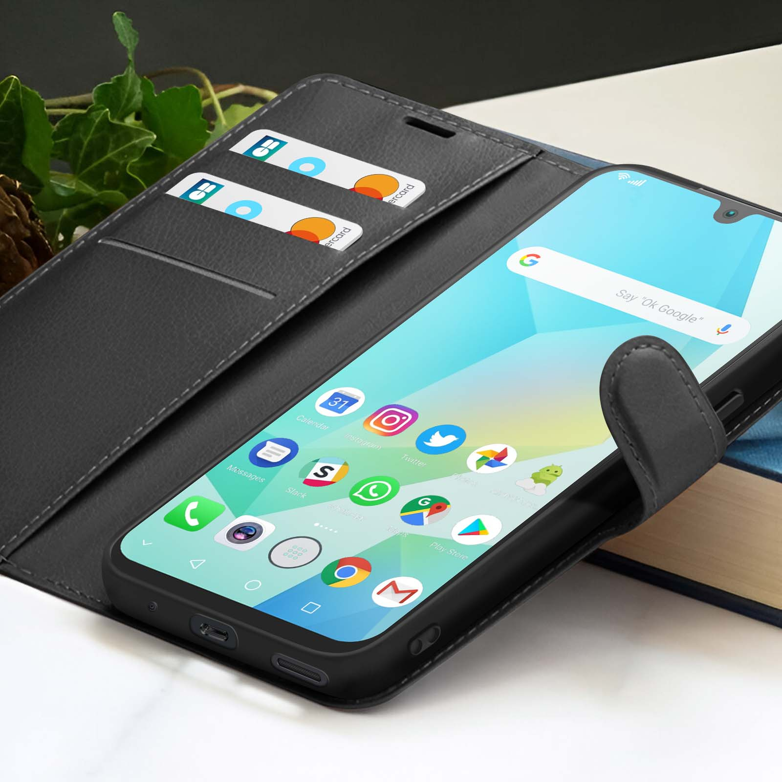 Een smartphone met iconen in een zwarte hoes, met creditcards in de hoes. Het scherm toont een Google-zoekbalk.